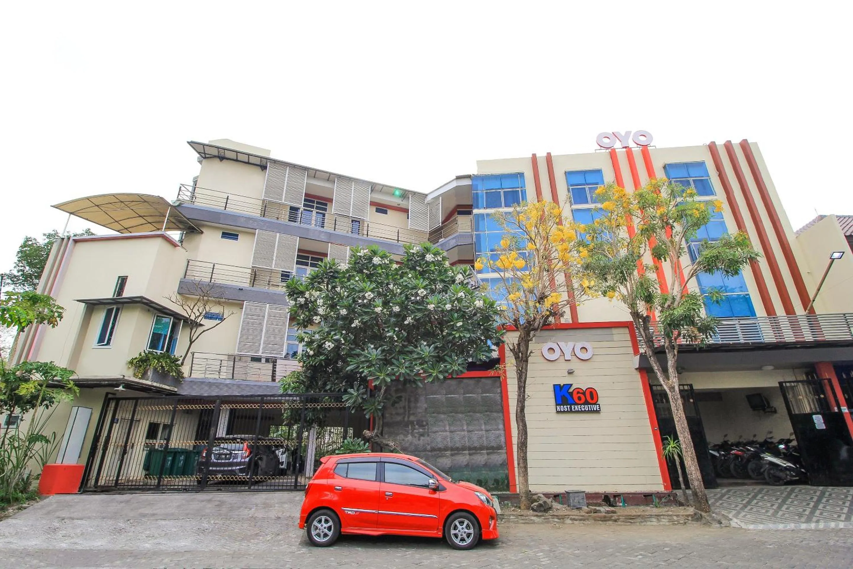 Facade/entrance in Capital O 175 K-60 Residence