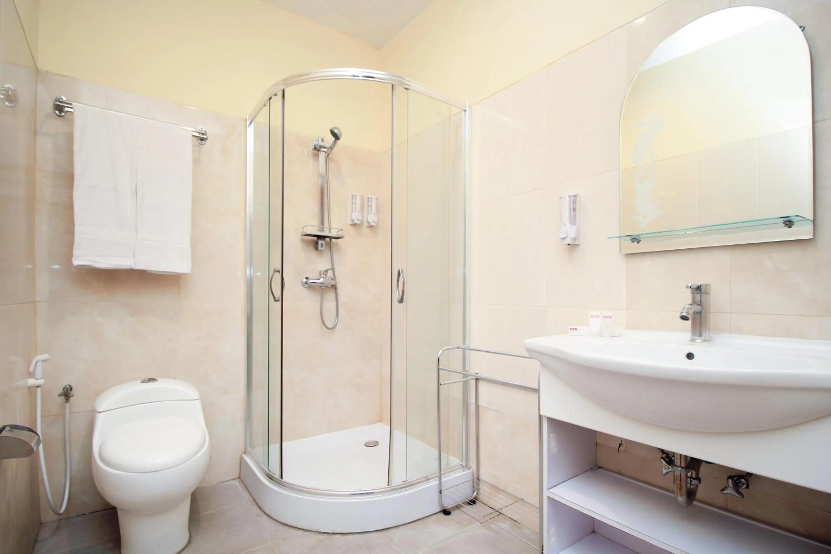 Bedroom in Capital O 175 K-60 Residence