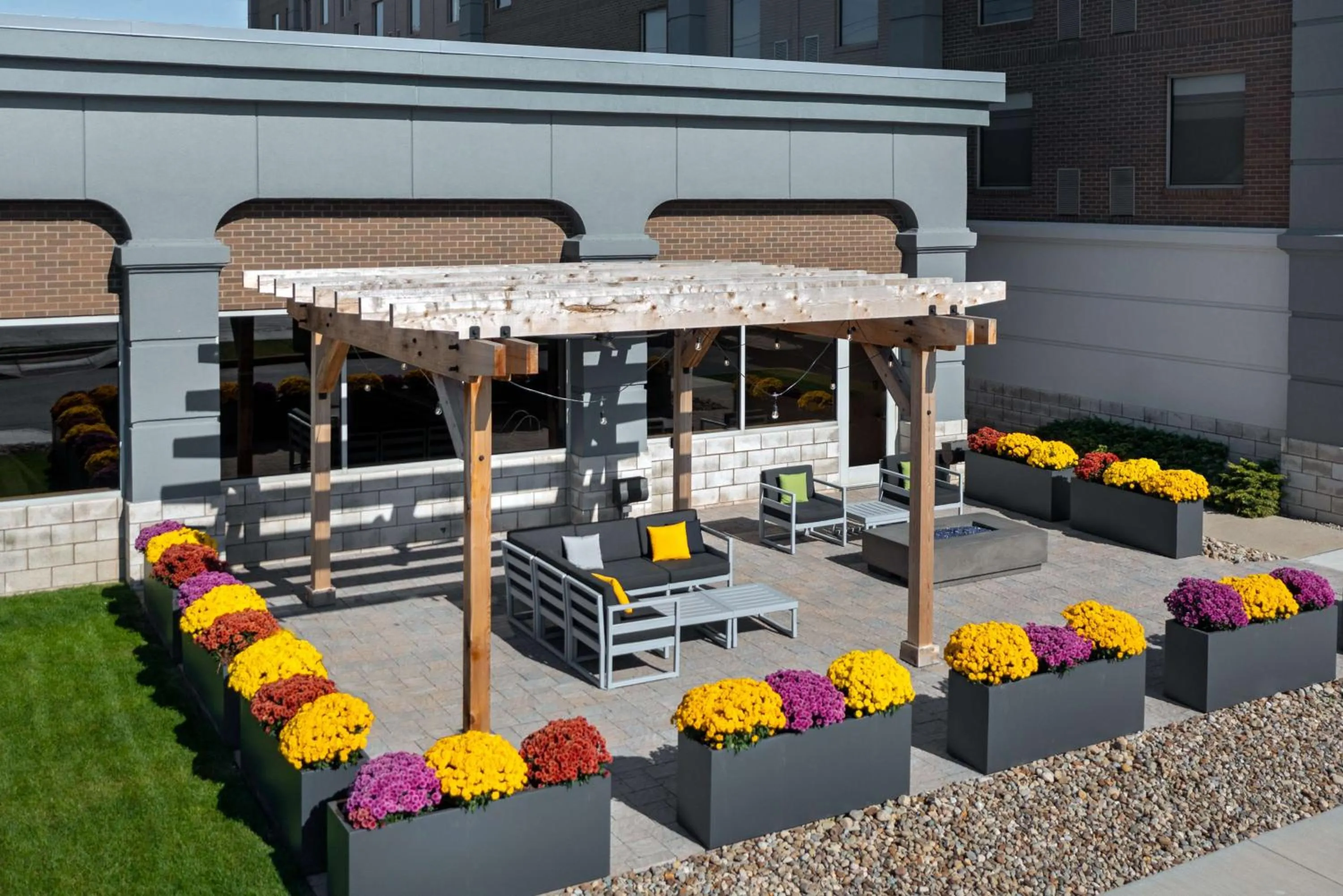 Patio in Hampton Inn & Suites Cleveland-Beachwood