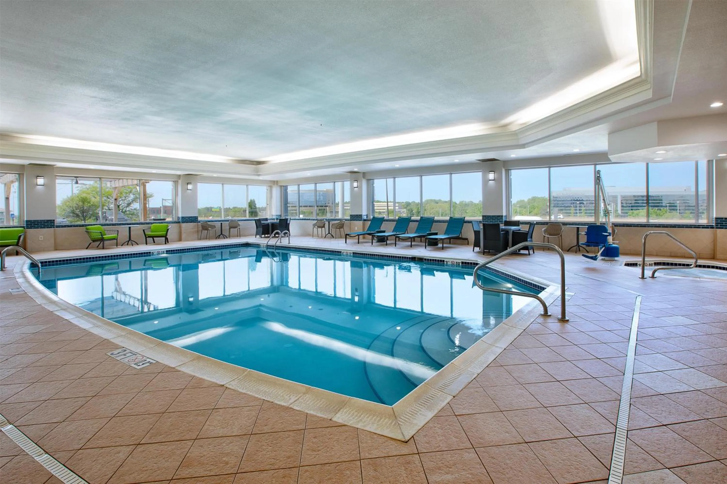 Pool view in Hampton Inn & Suites Cleveland-Beachwood