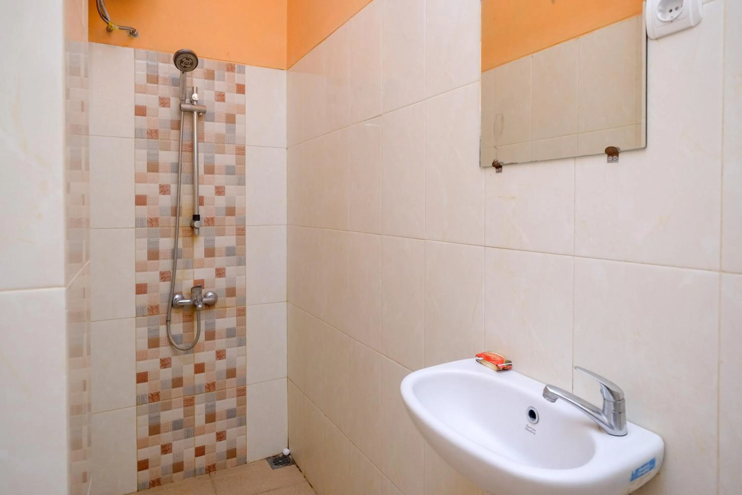 Shower in Urbanview Stay at H jakal by RedDoorz