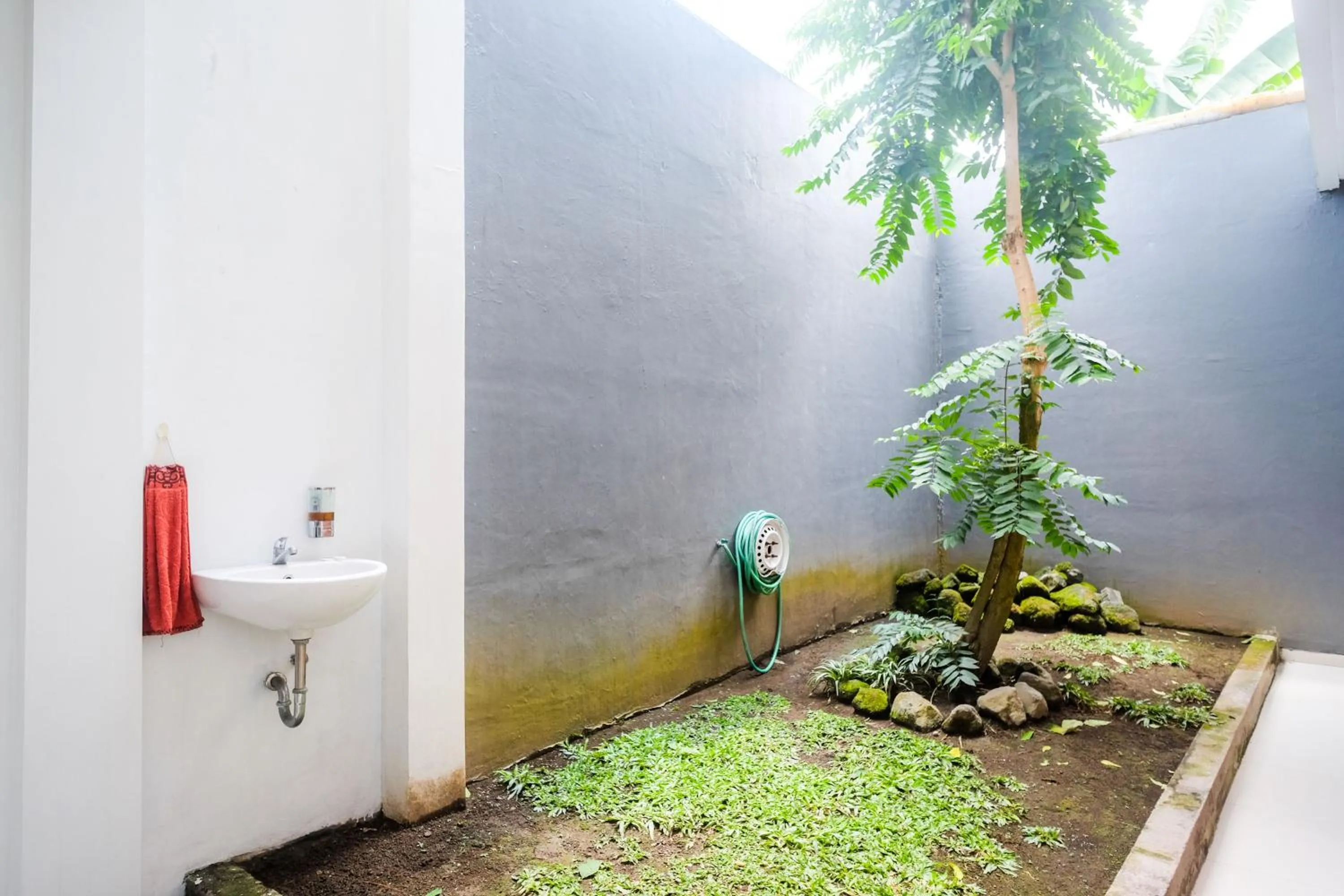 Garden view in Urbanview Stay at H jakal by RedDoorz