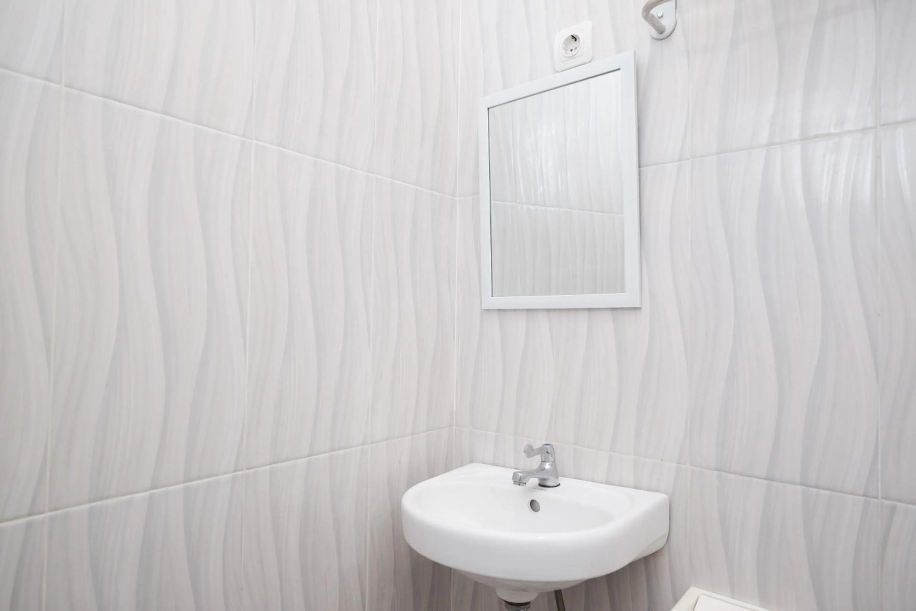 Shower in Urbanview Stay at H jakal by RedDoorz