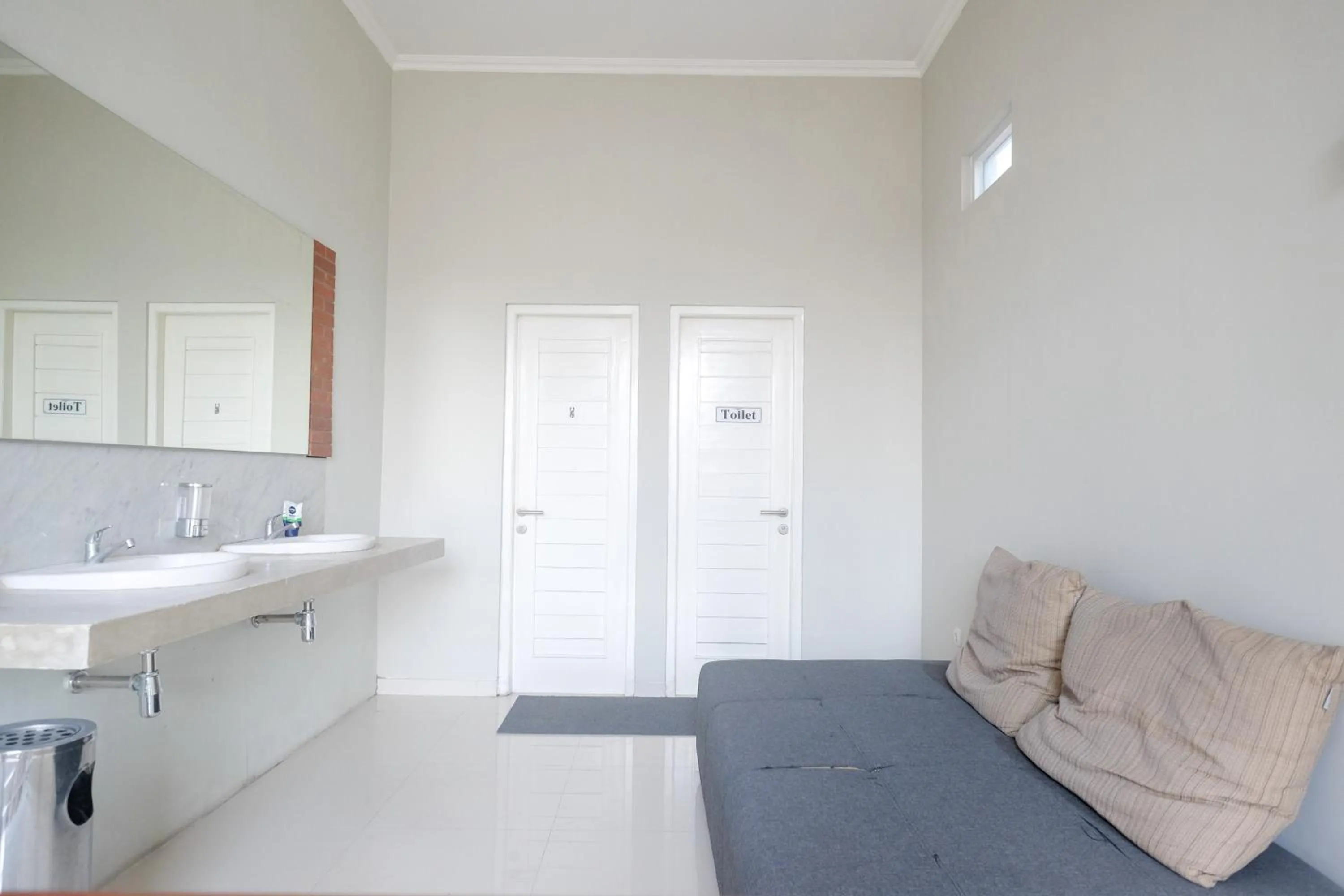 Bathroom in Urbanview Stay at H jakal by RedDoorz