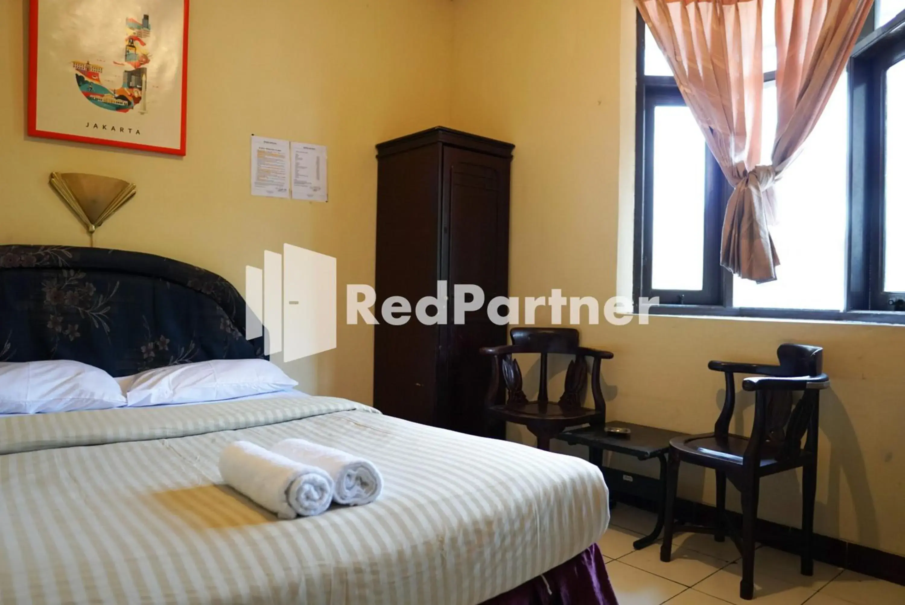 Deluxe Double Room in Wisma Bintang RedPartner Deluxe Double Room in Wisma Bintang RedPartner