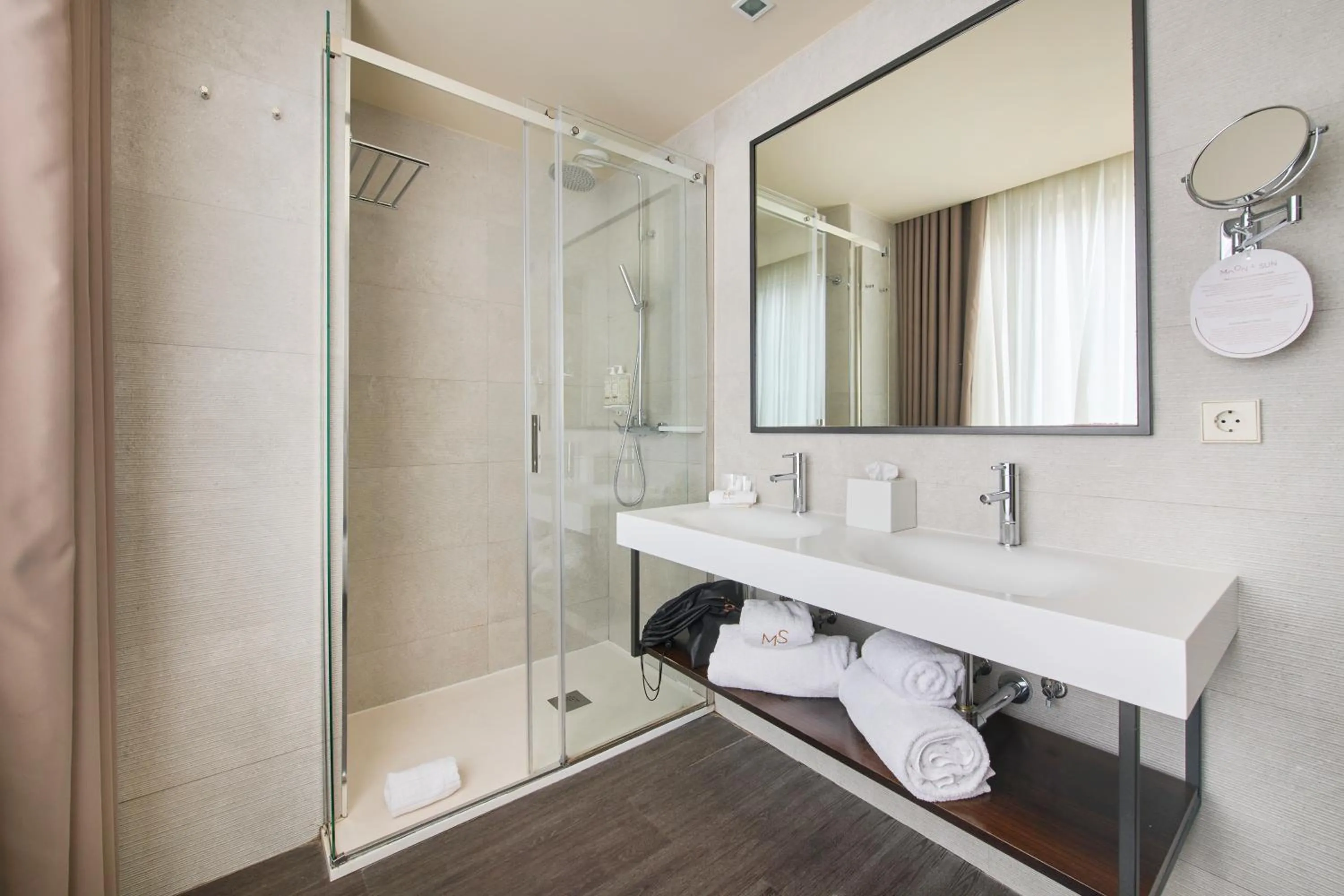 Shower in Hotel Moon & Sun Porto