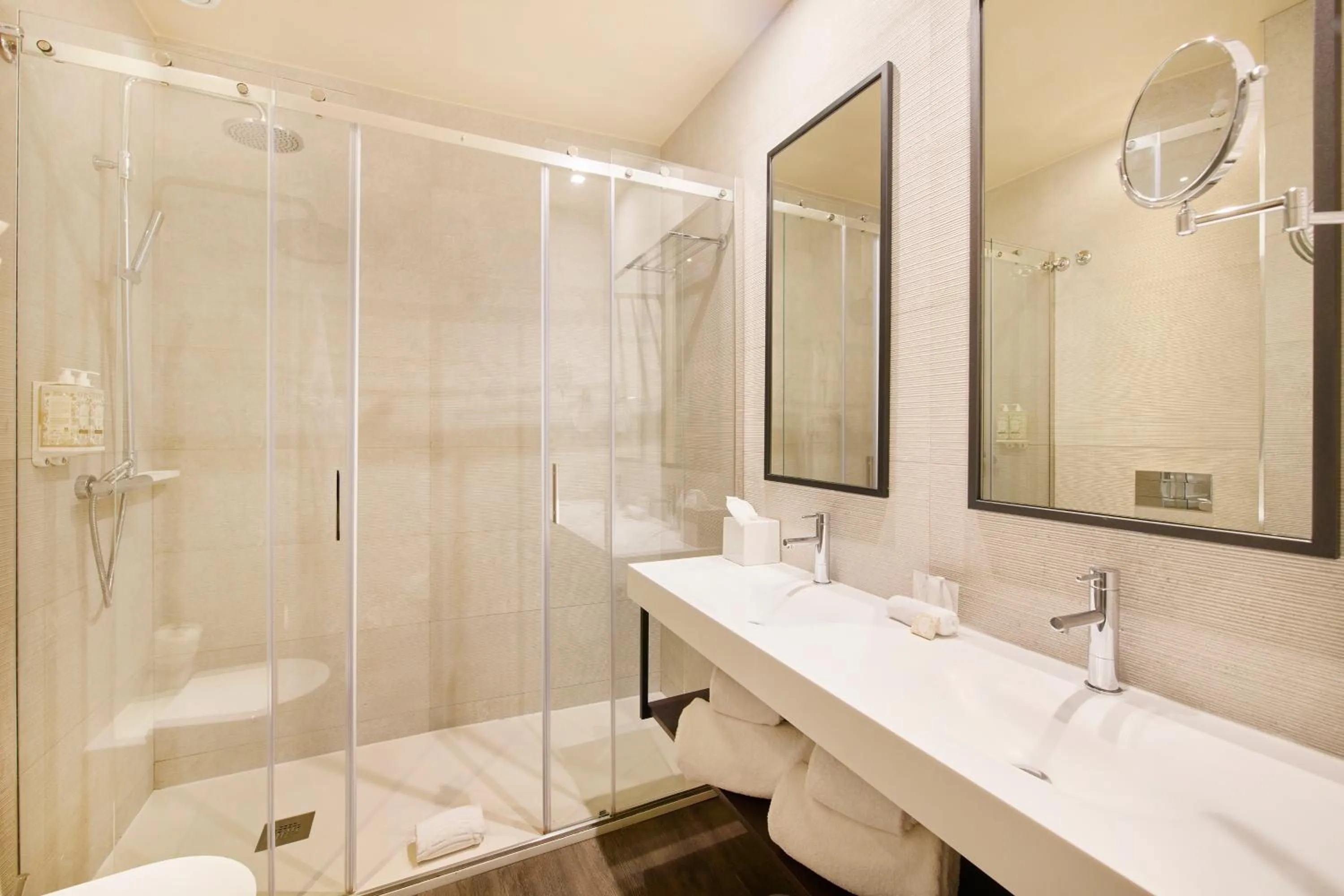 Shower in Hotel Moon & Sun Porto