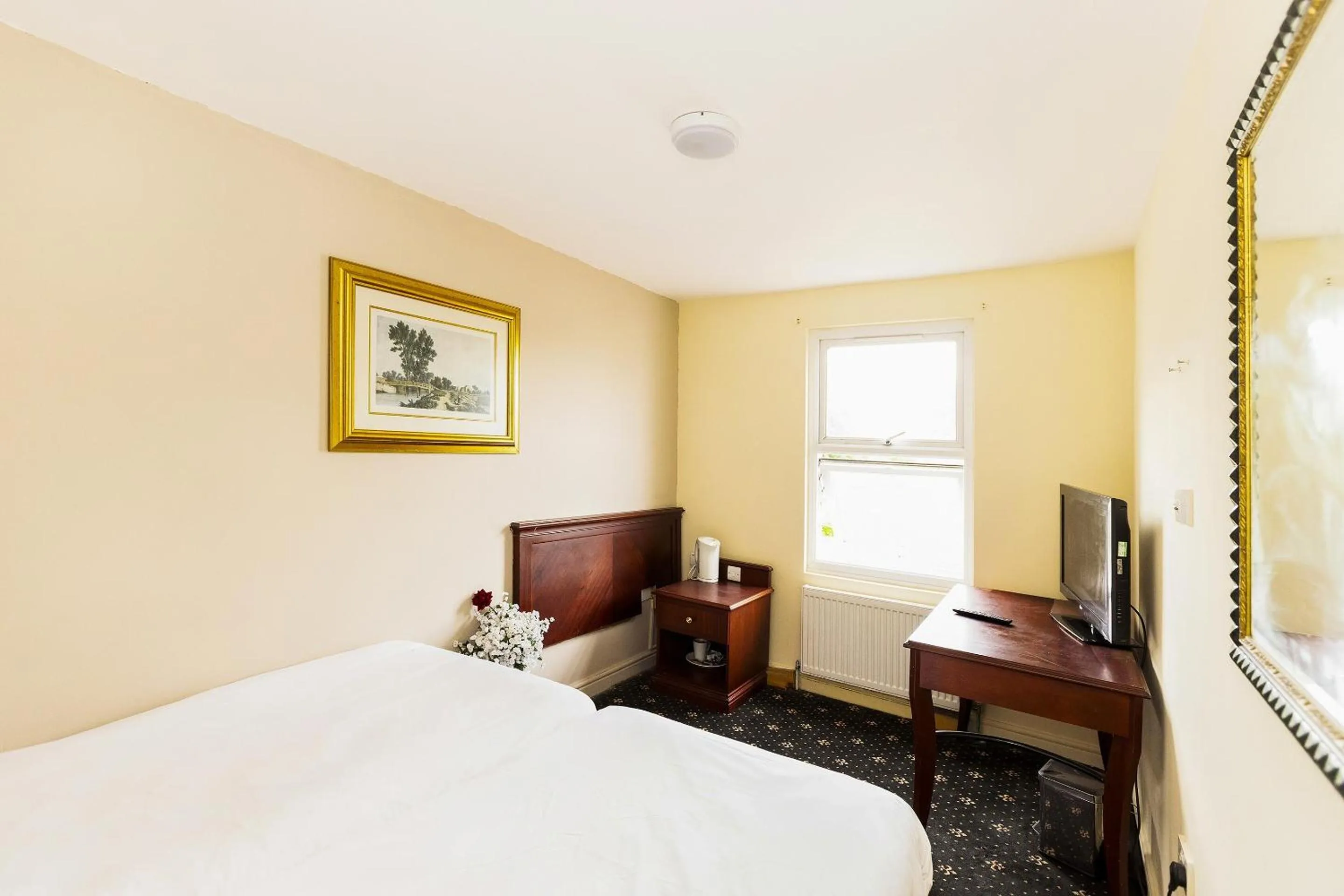 Bedroom, Bed in Old Oak Tree Inn