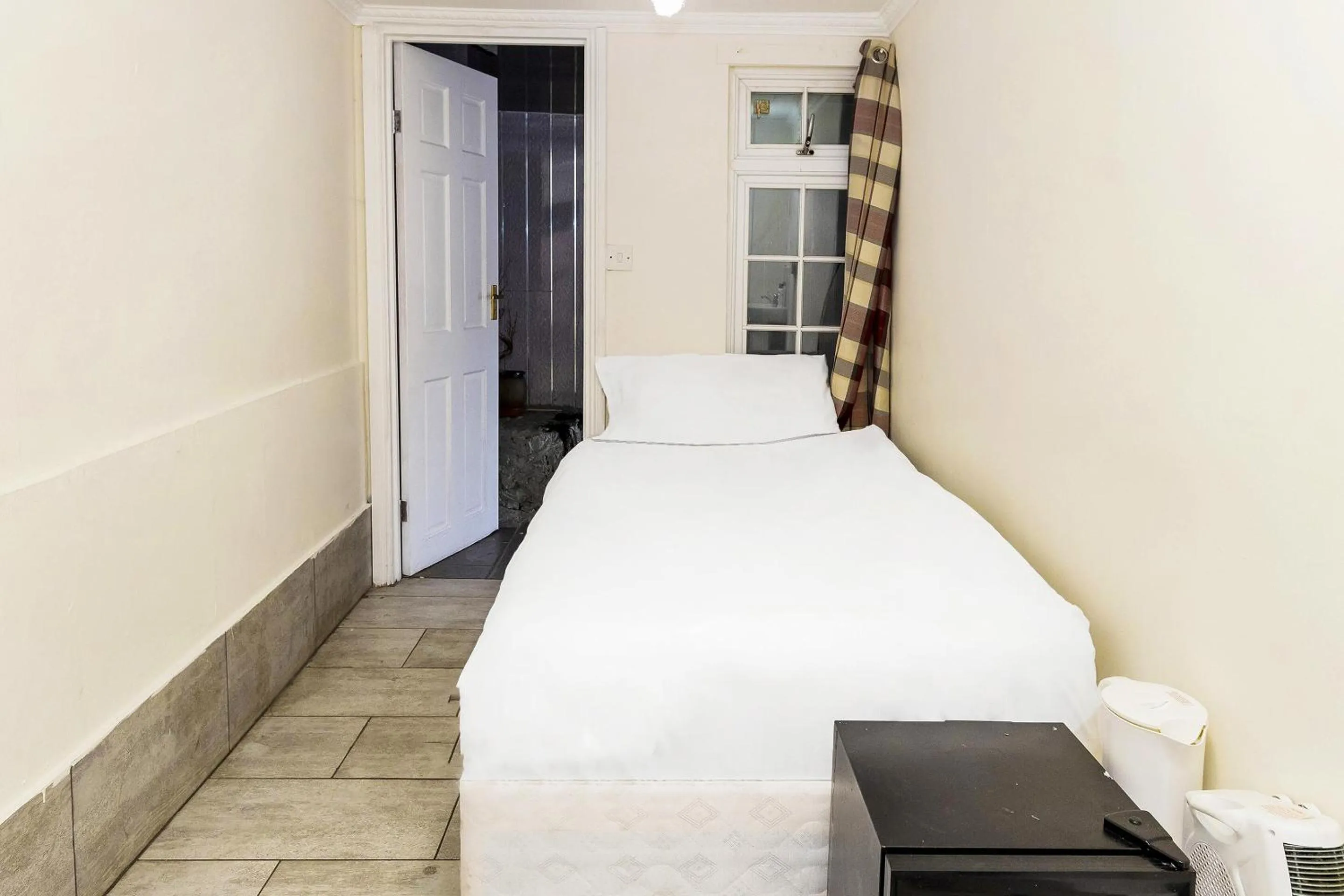 Bedroom, Bed in Old Oak Tree Inn