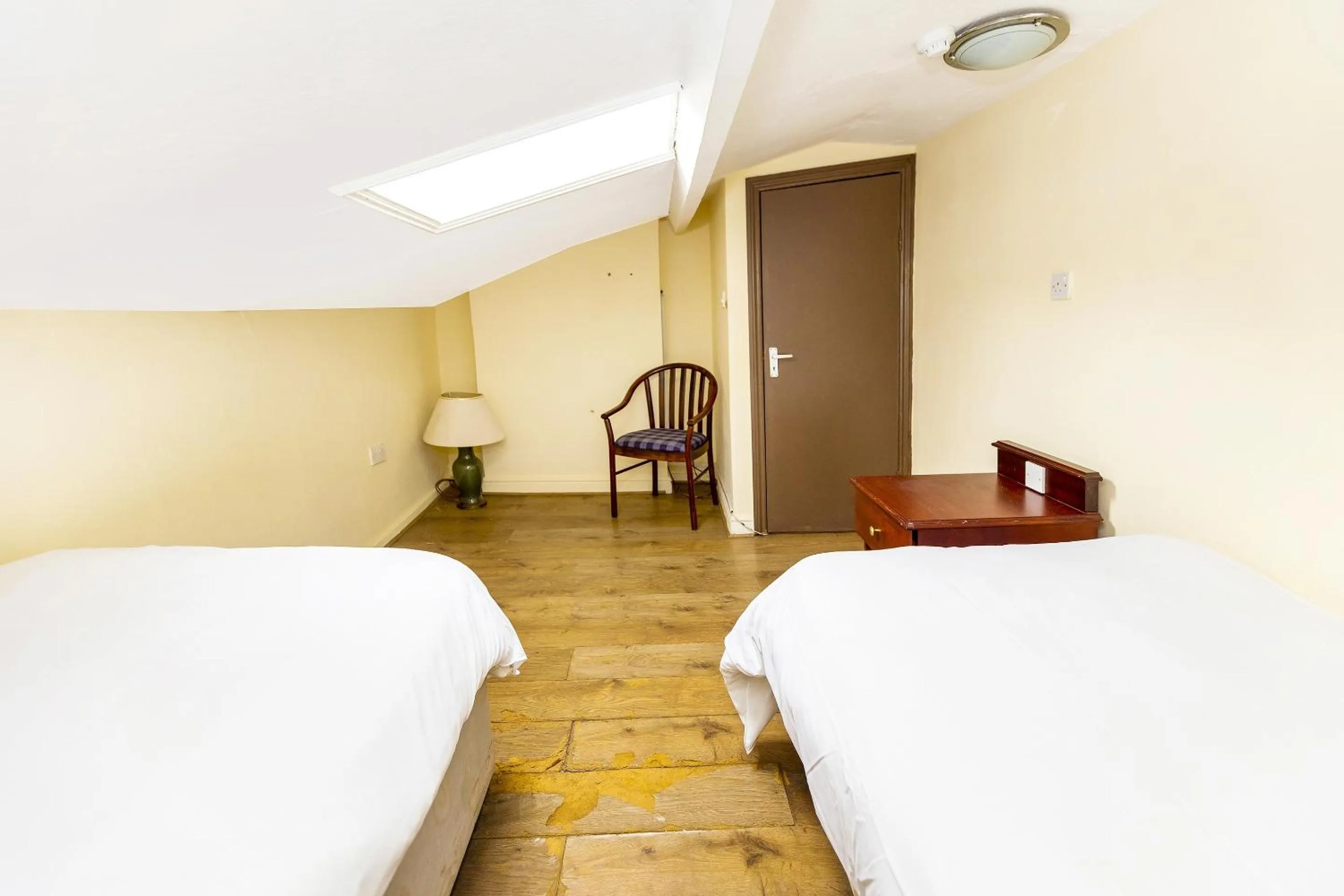 Bedroom, Bed in Old Oak Tree Inn
