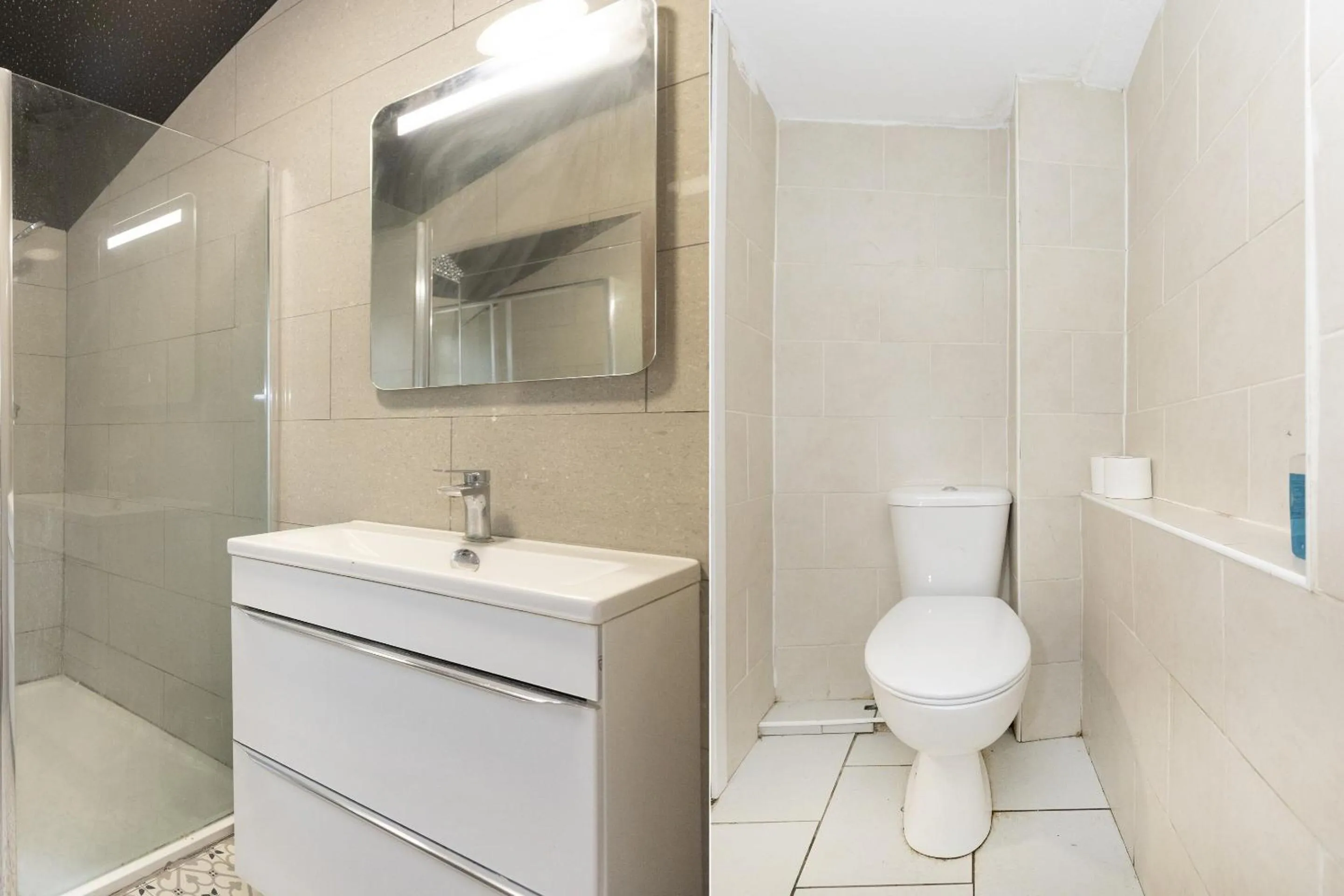 Bathroom in Old Oak Tree Inn