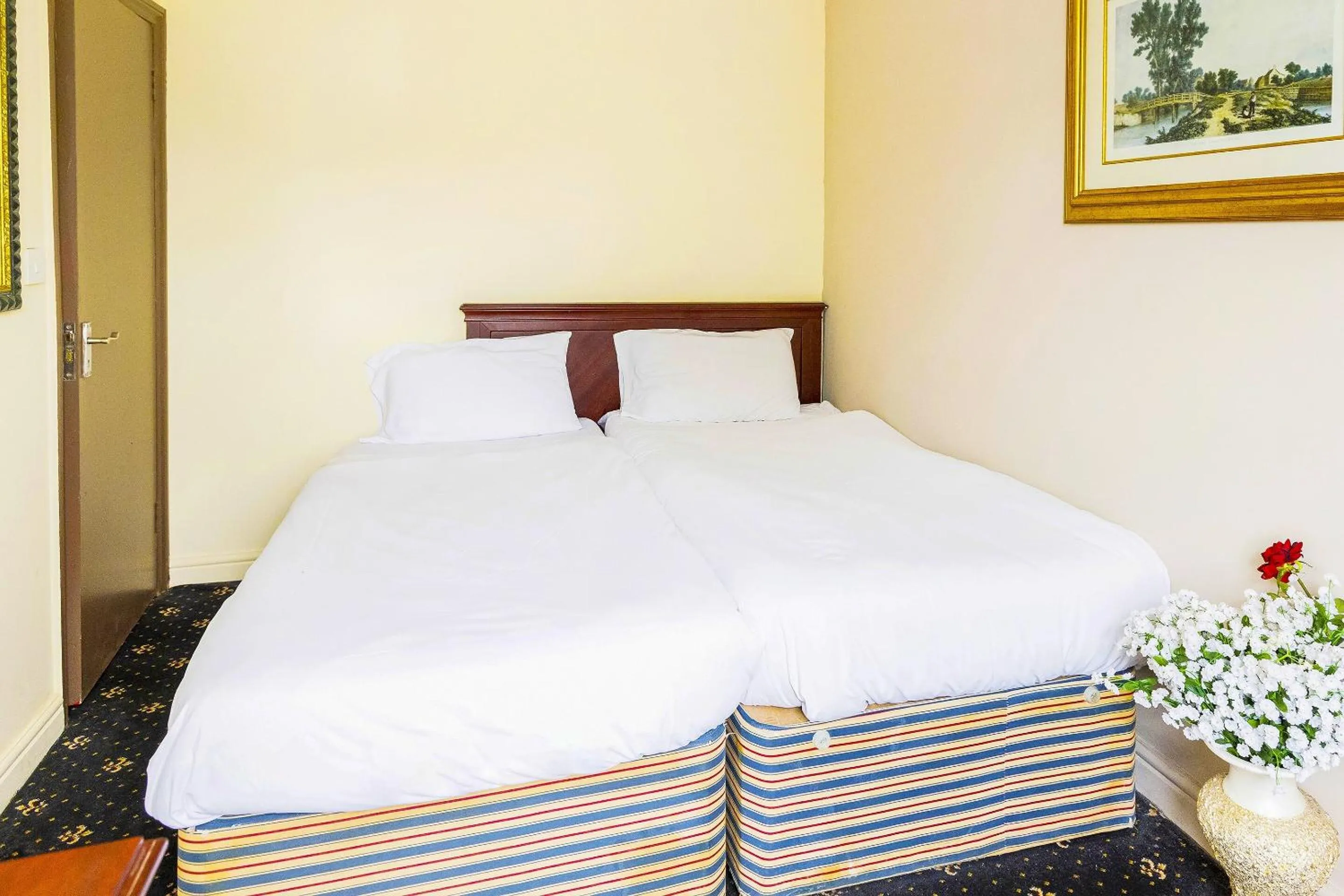 Bedroom, Bed in Old Oak Tree Inn