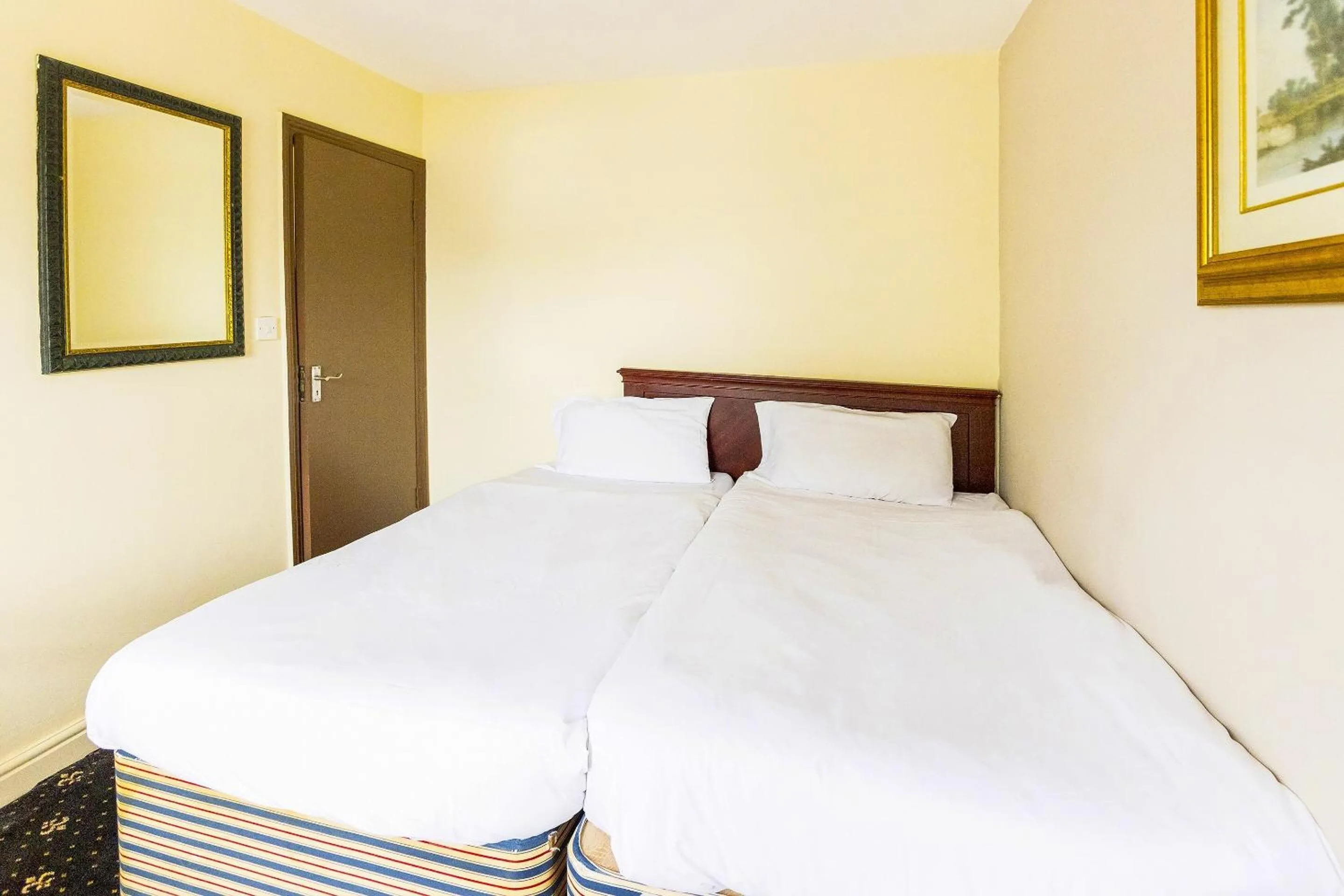 Bedroom, Bed in Old Oak Tree Inn
