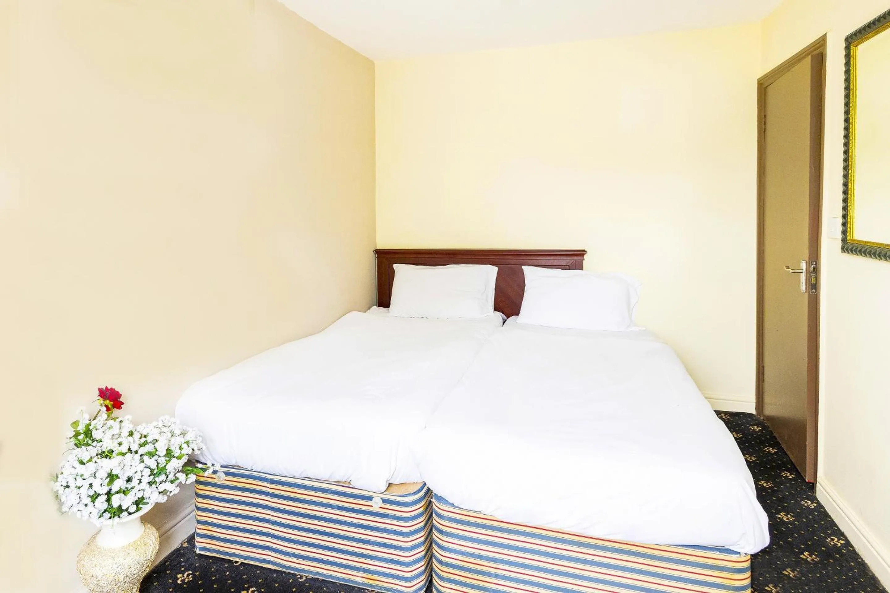 Bedroom, Bed in Old Oak Tree Inn