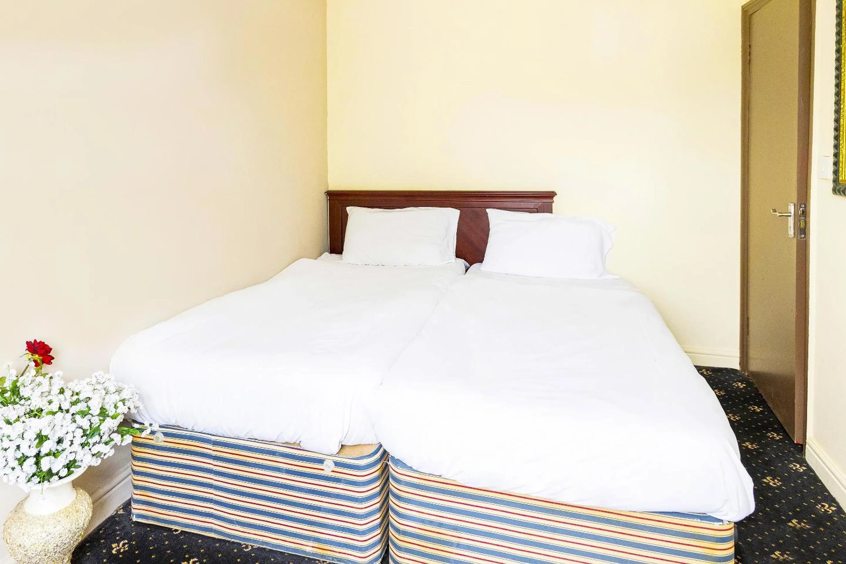 Bedroom, Bed in Old Oak Tree Inn