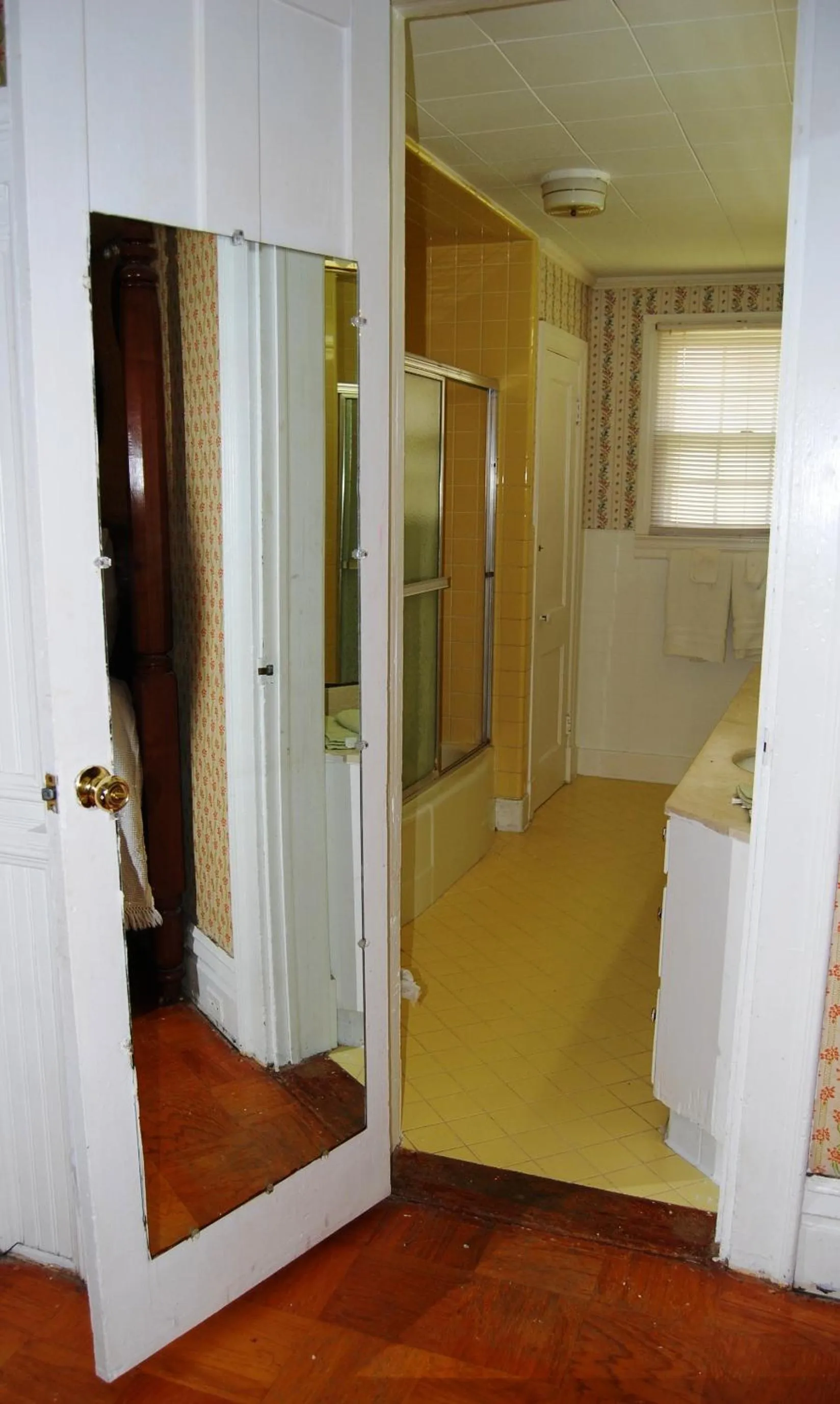 Bathroom in Glenfield Plantation Historic Antebellum Bed and Breakfast