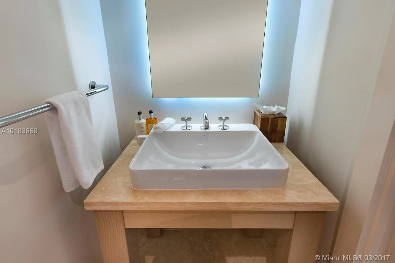 Bathroom in 1 Hotel & Homes Miami Beach Oceanfront Residence Suites By Joe Semary