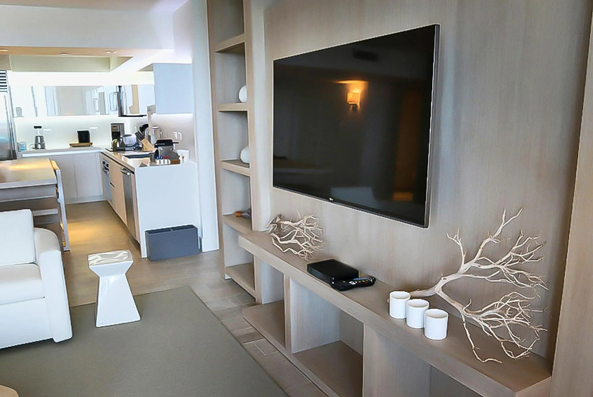 TV and multimedia in 1 Hotel & Homes Miami Beach Oceanfront Residence Suites By Joe Semary