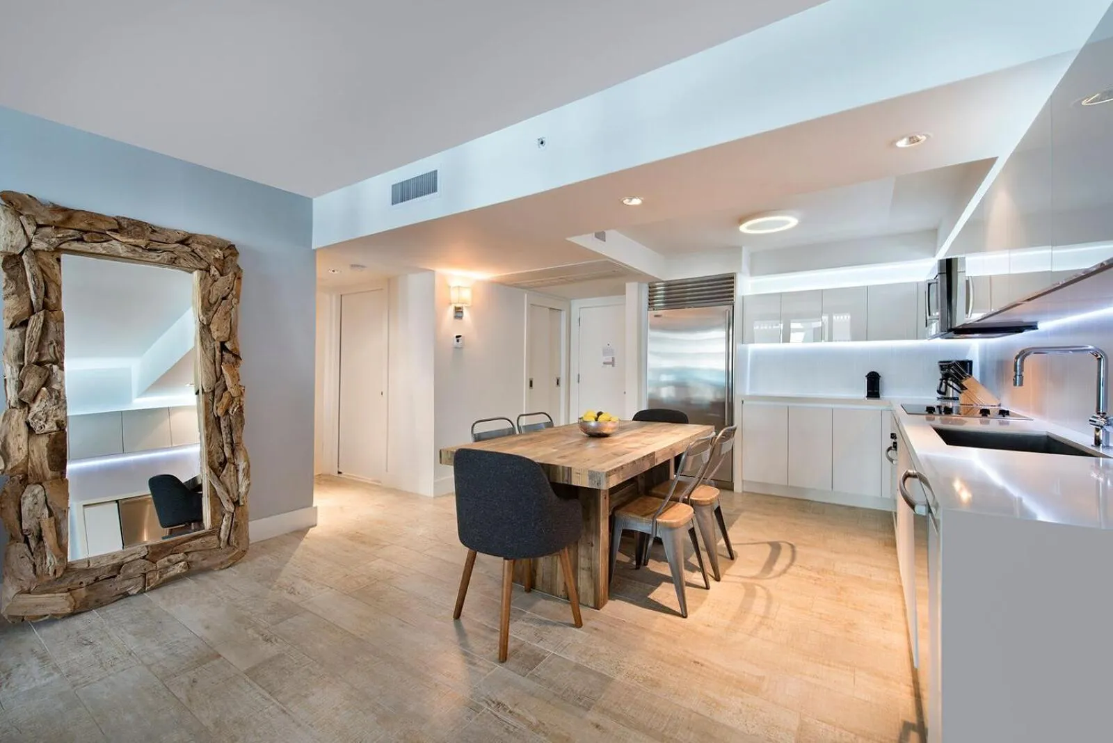 Dining area in 1 Hotel & Homes Miami Beach Oceanfront Residence Suites By Joe Semary