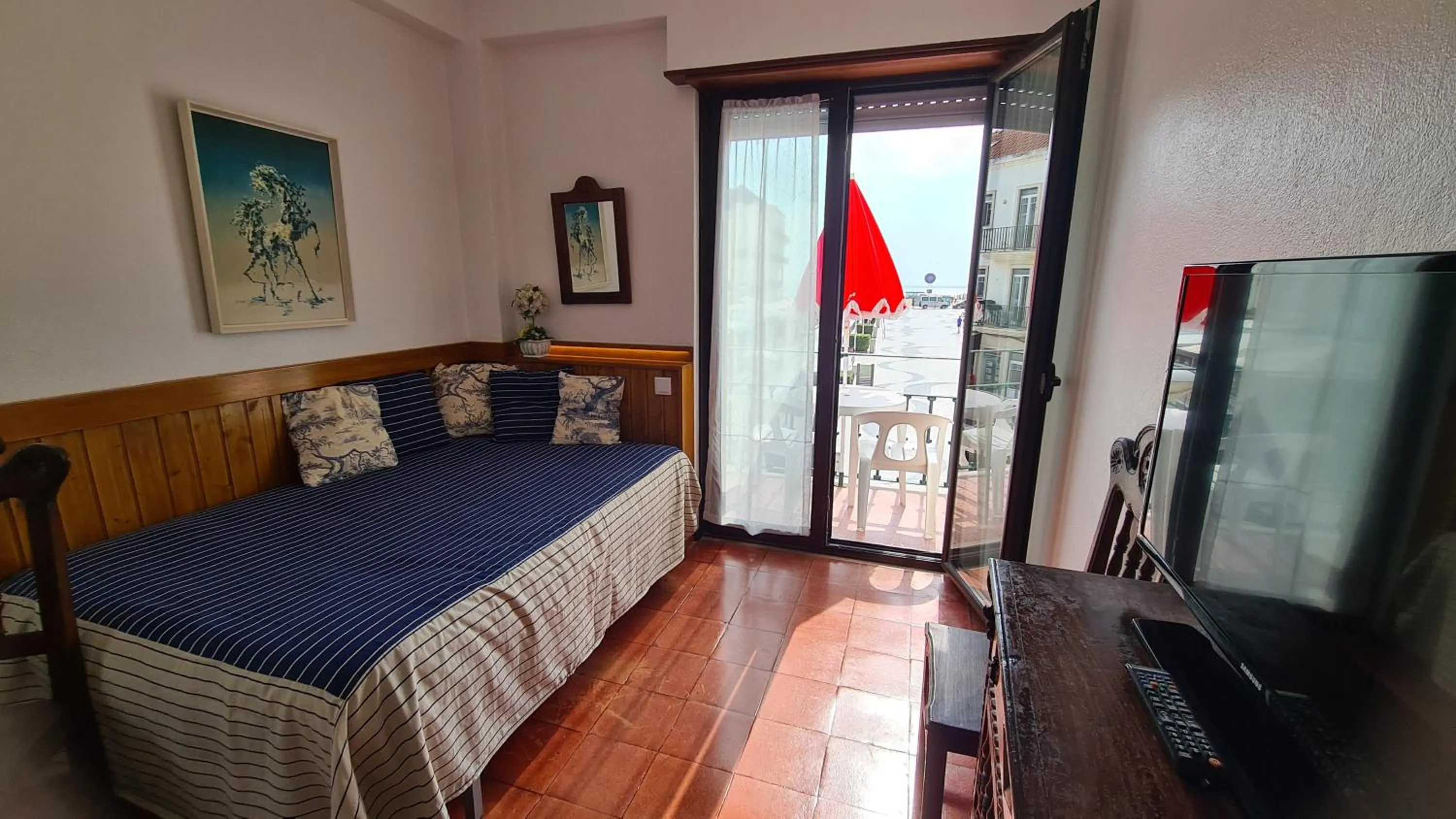 Balcony/Terrace, Bed in Solar dos Carvalhos - Apartamentos de Turismo