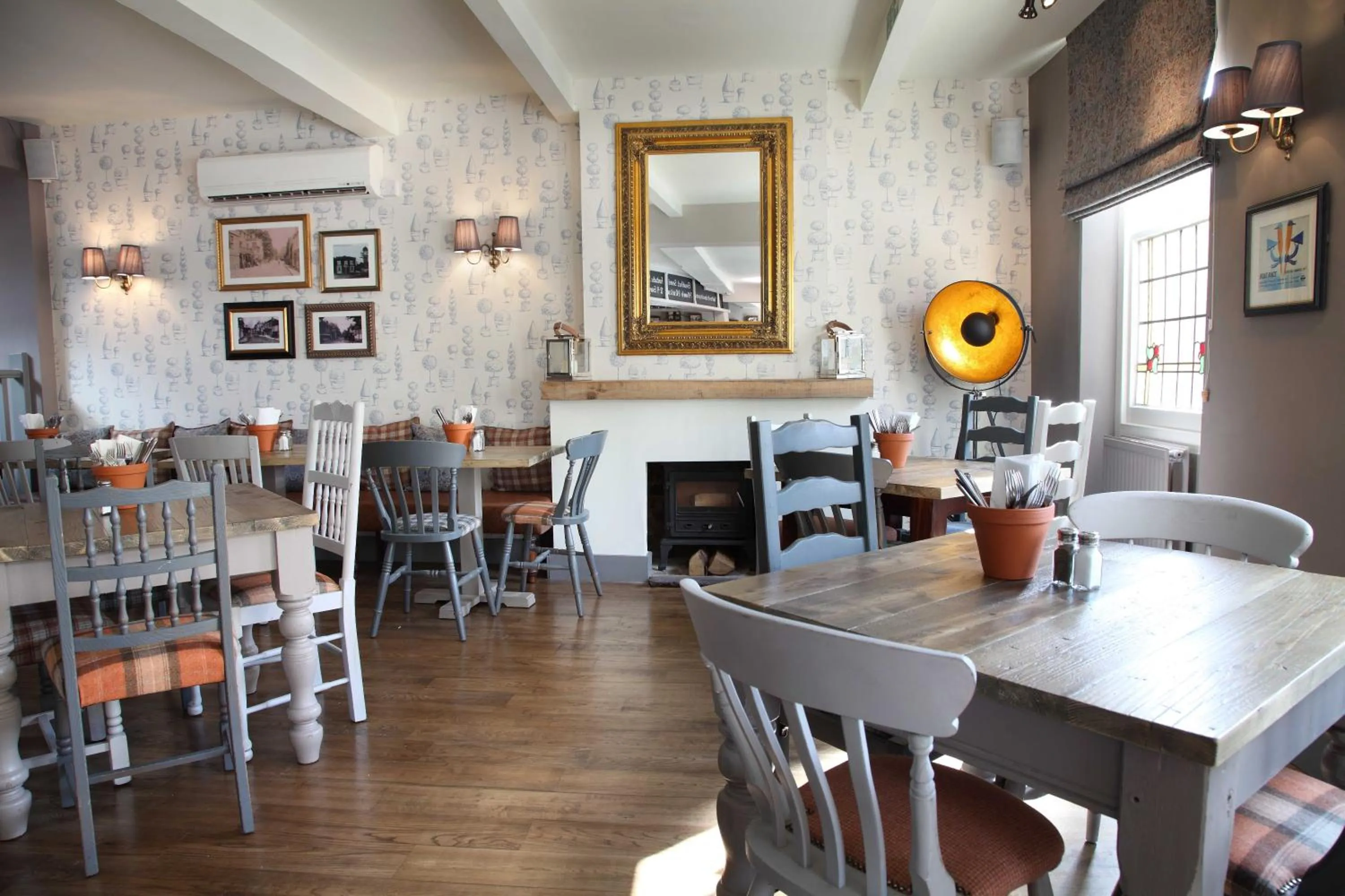 Lounge or bar in Flower Pot Hotel