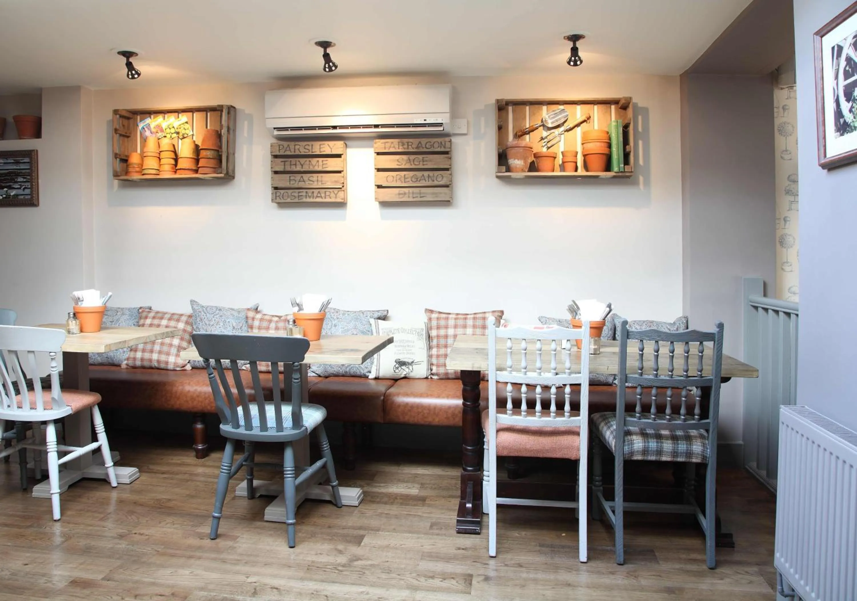 Restaurant/places to eat in Flower Pot Hotel