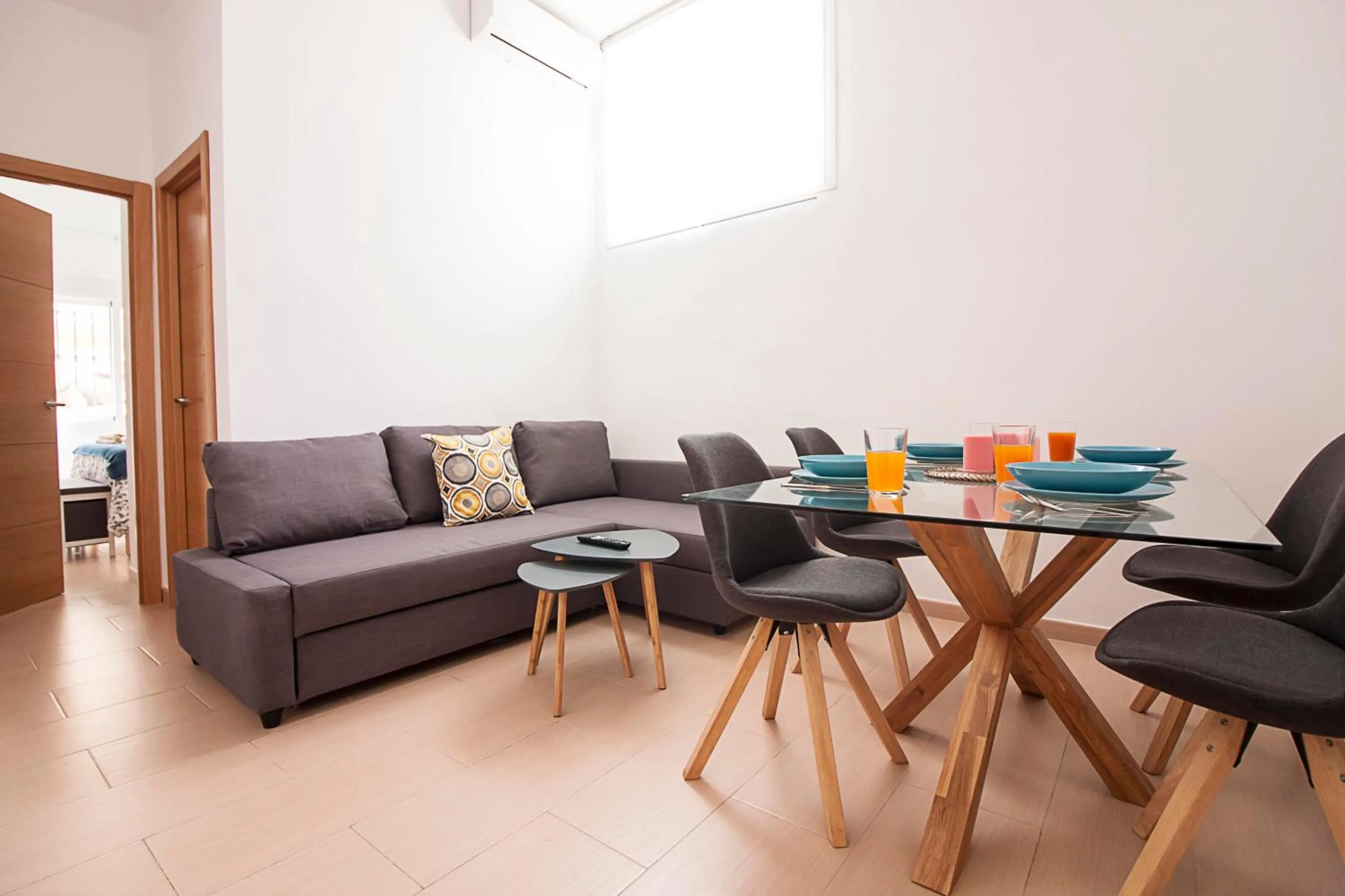 Living room in Rayito by FreshApartments by Bossh! Apartments