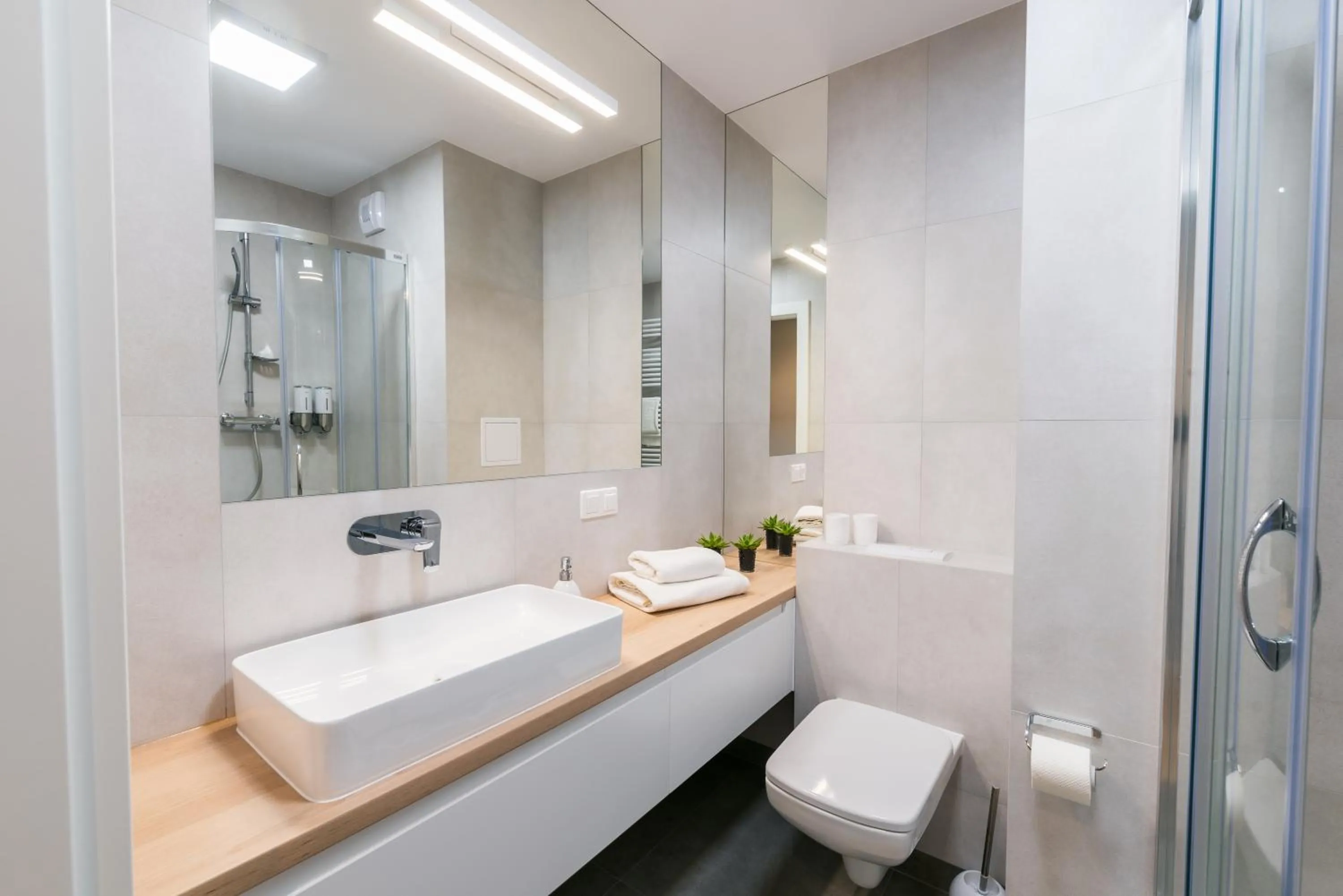 Shower in Q17 Apartments Rynek