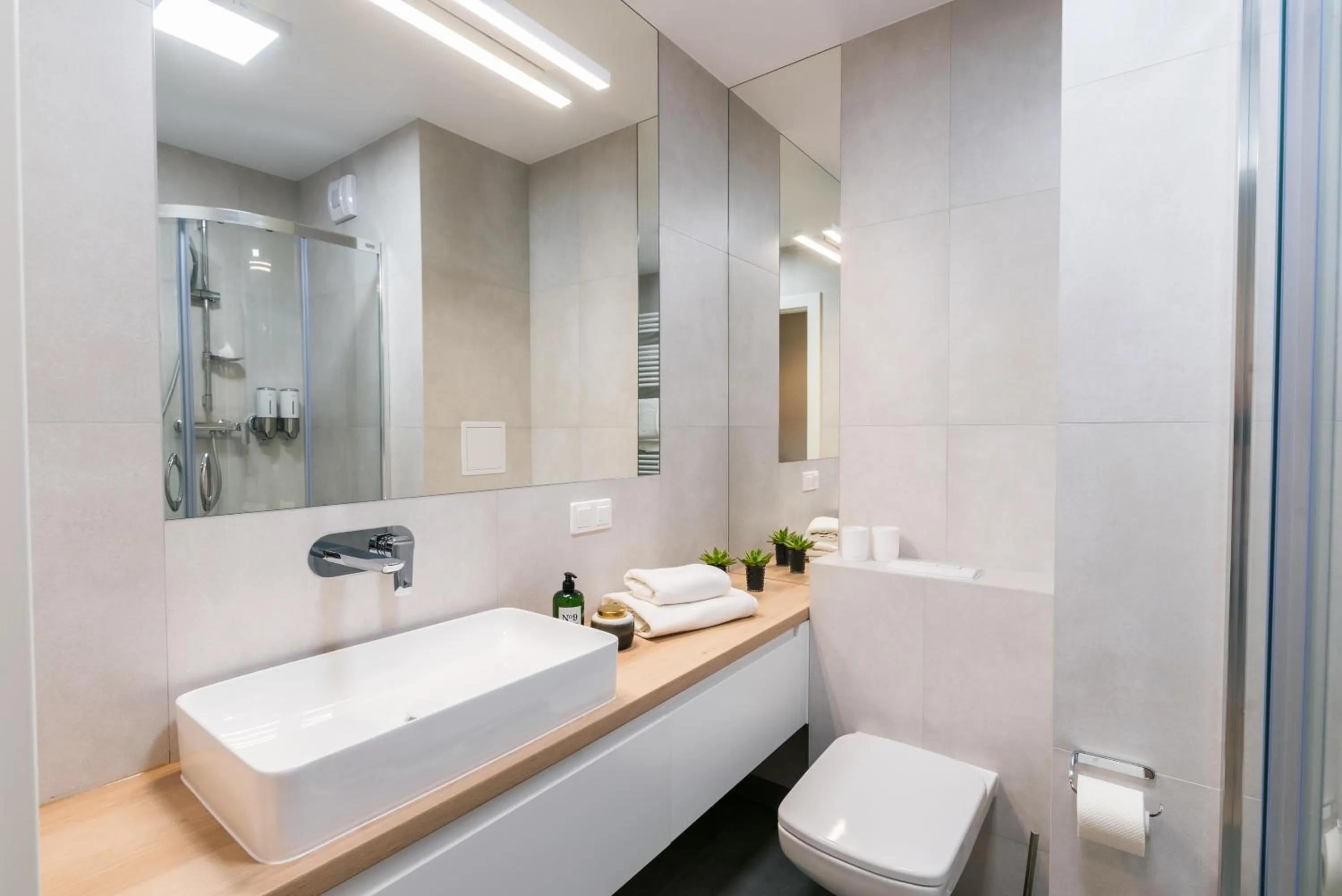 Shower in Q17 Apartments Rynek