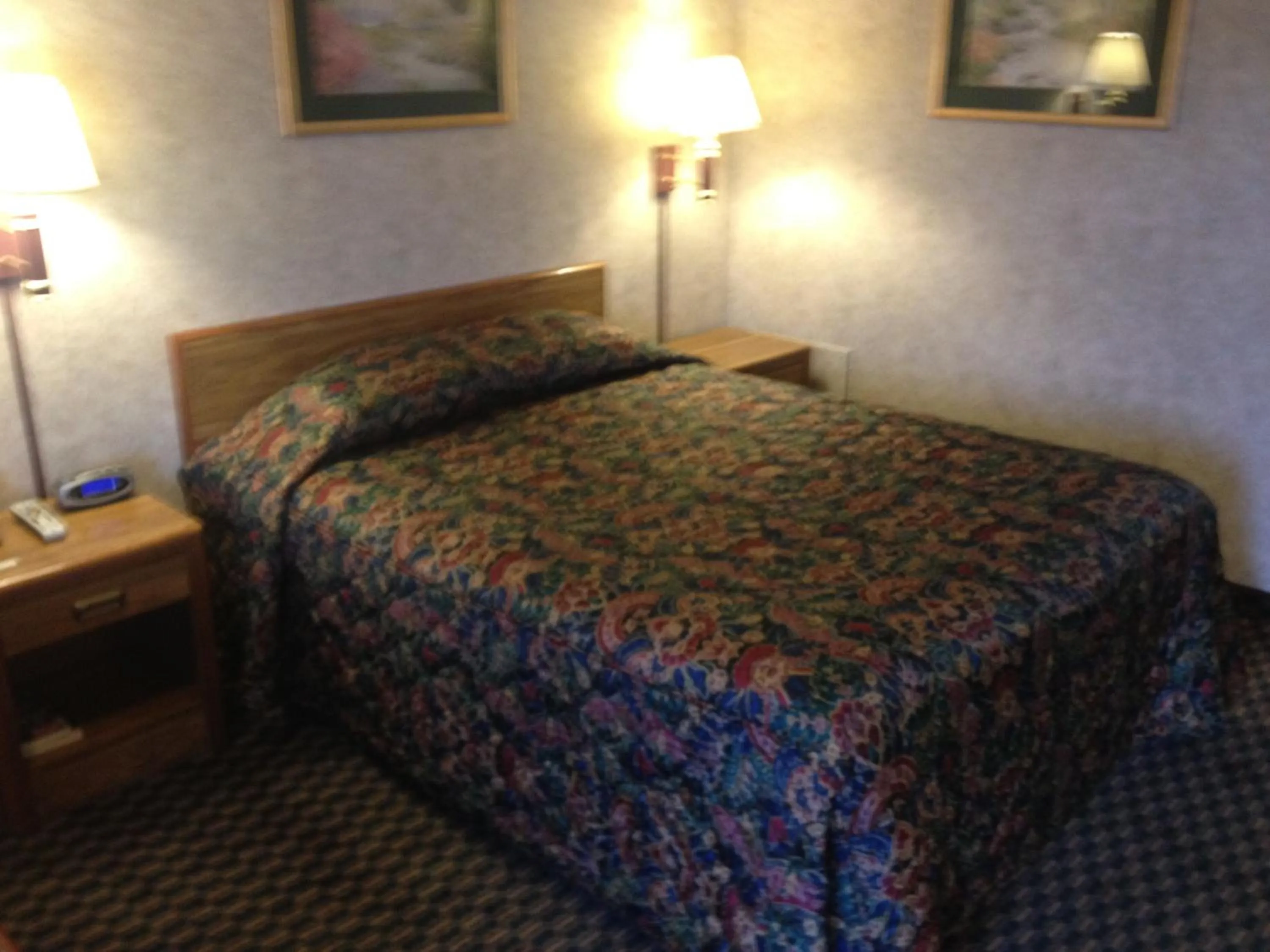 Bed in Richmond Inn and Suites