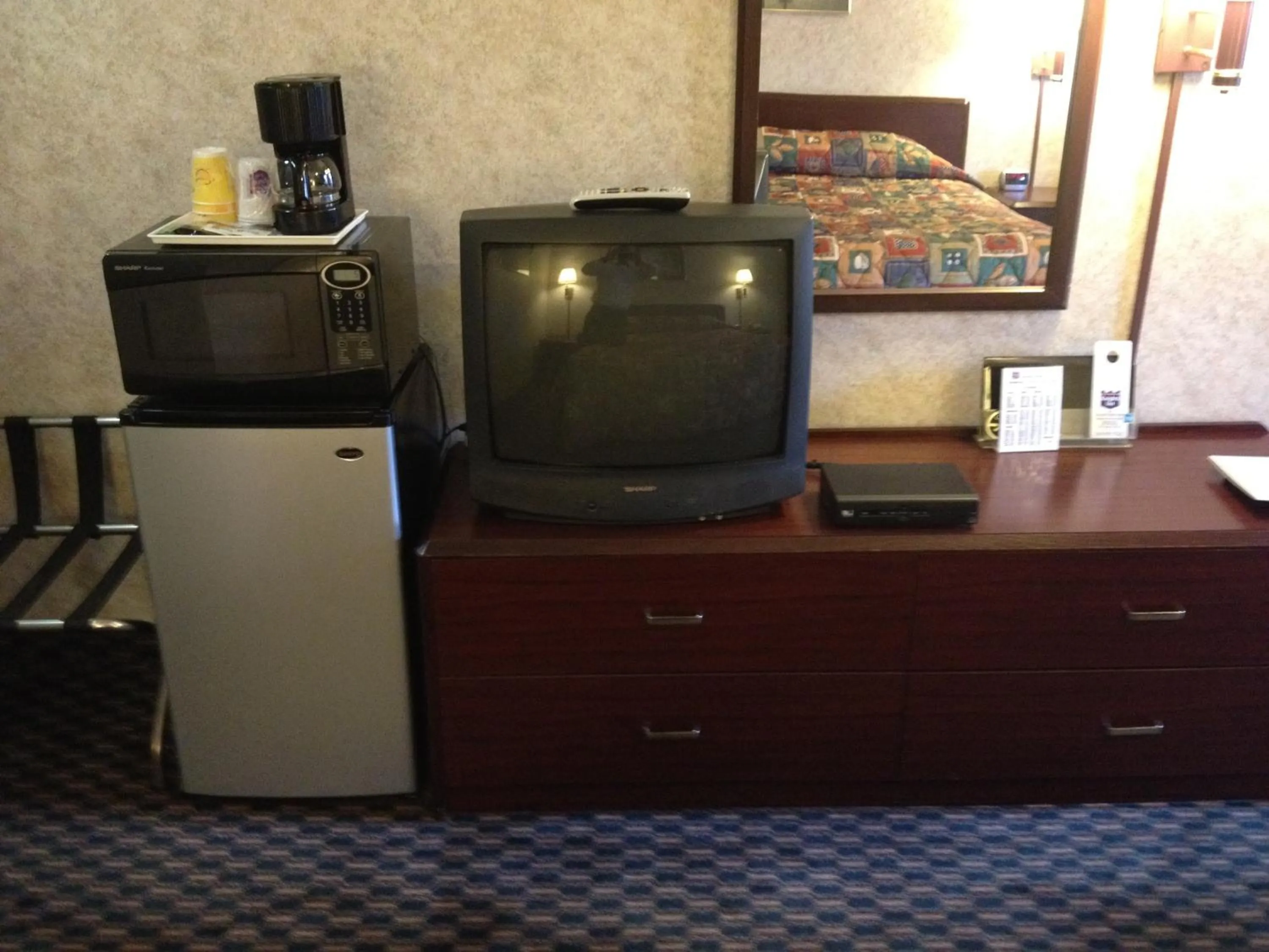 TV and multimedia in Richmond Inn and Suites