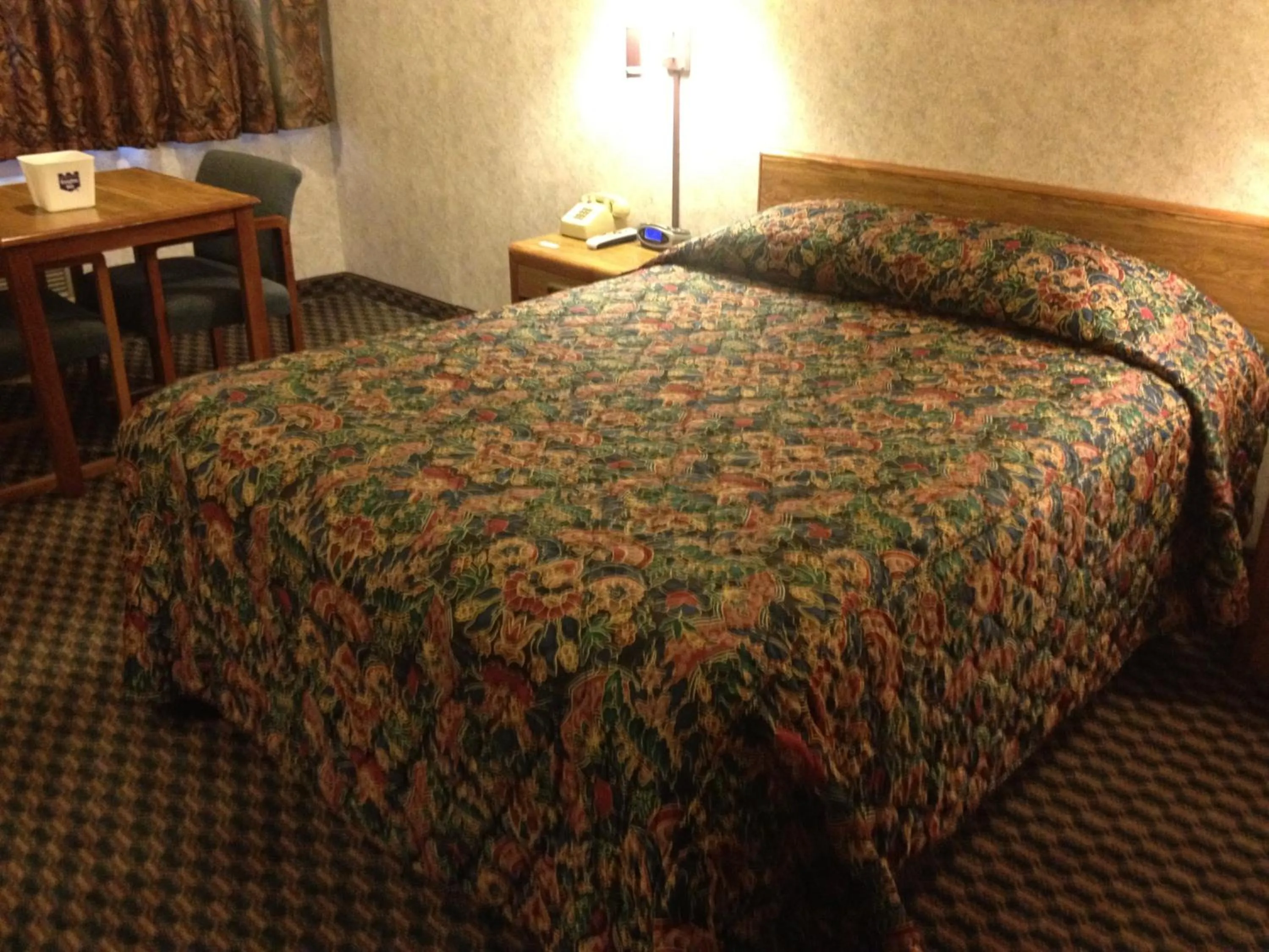 Bed in Richmond Inn and Suites