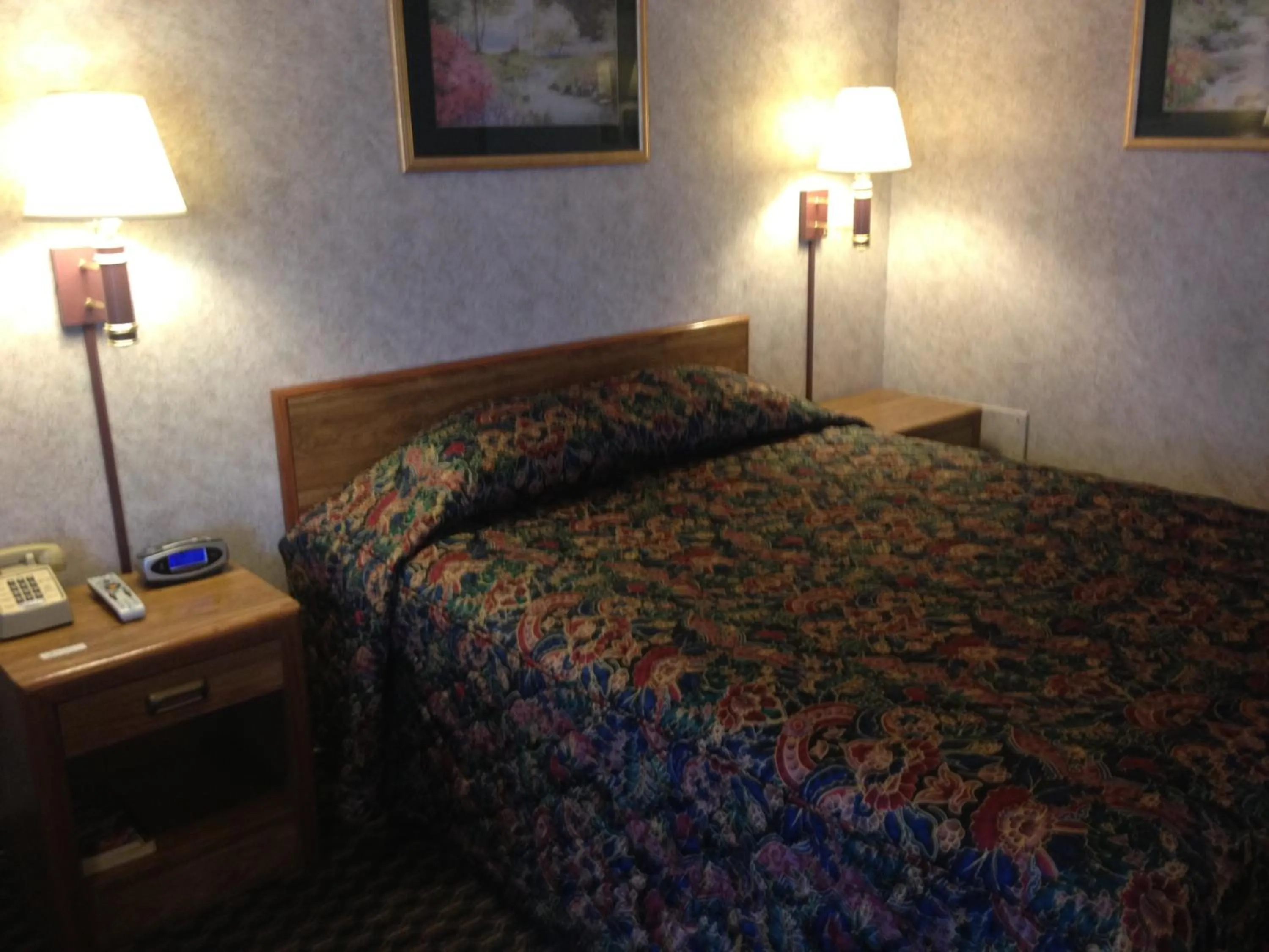 Bed in Richmond Inn and Suites