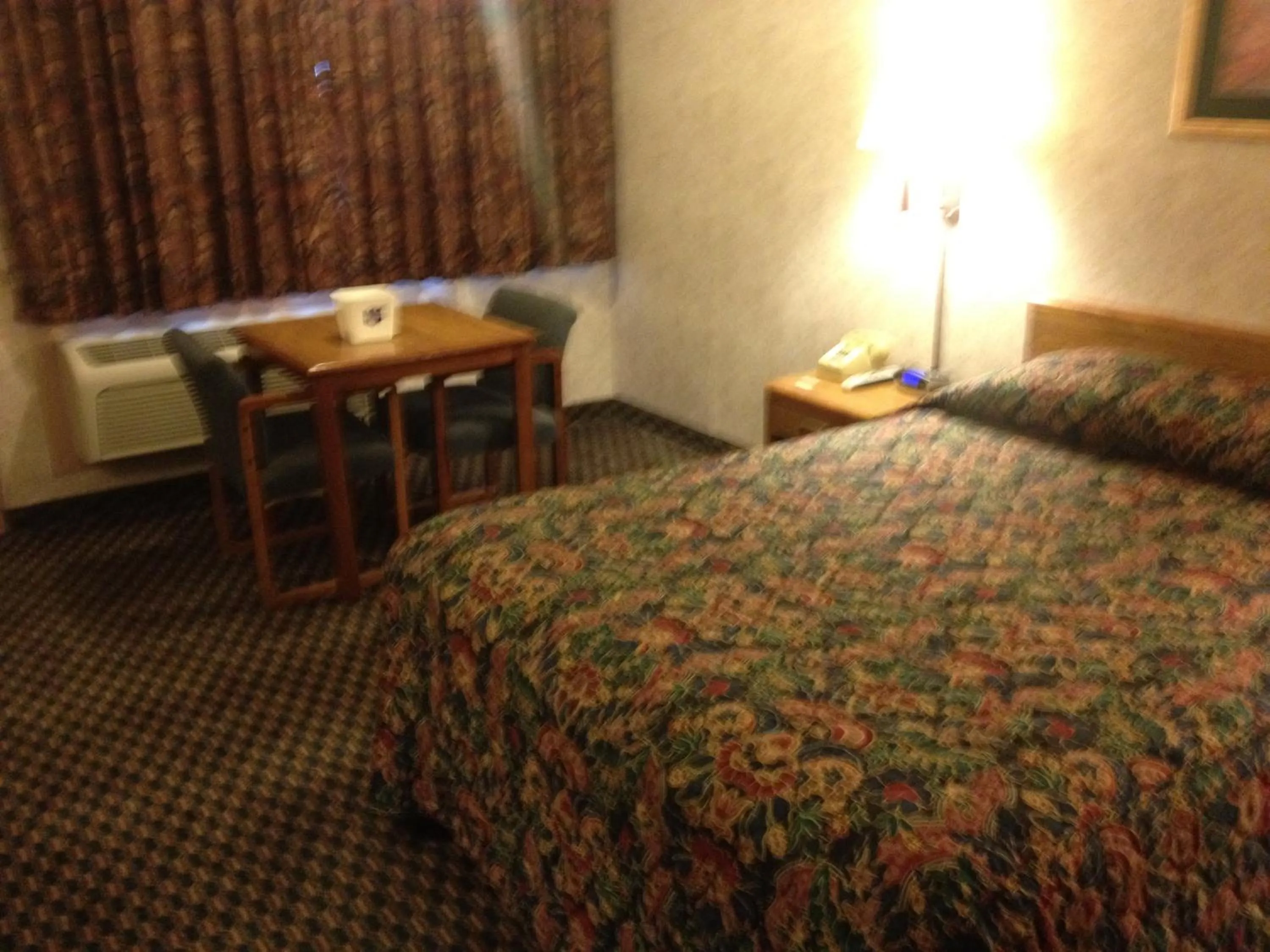 Bed in Richmond Inn and Suites