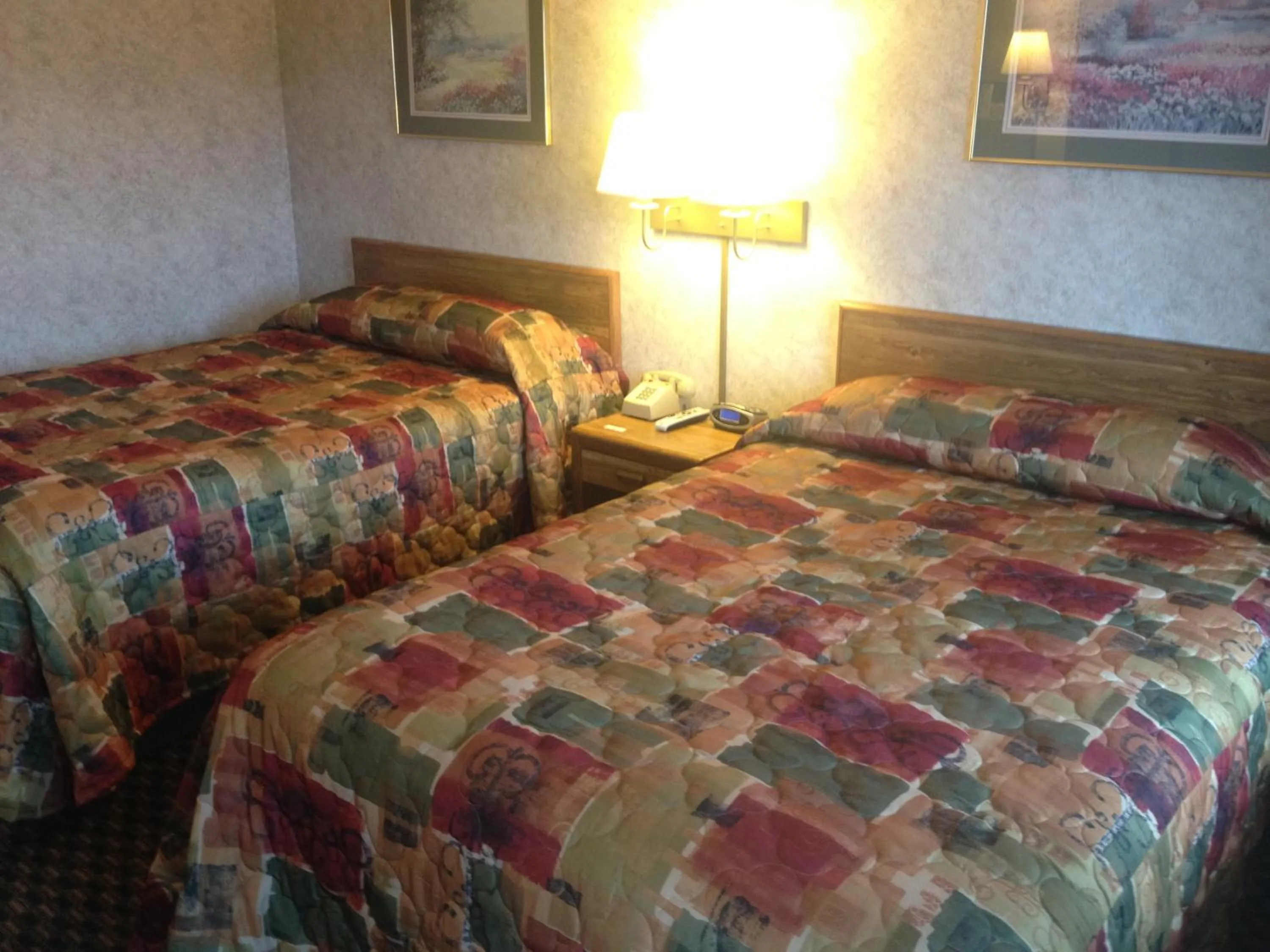 Bed in Richmond Inn and Suites