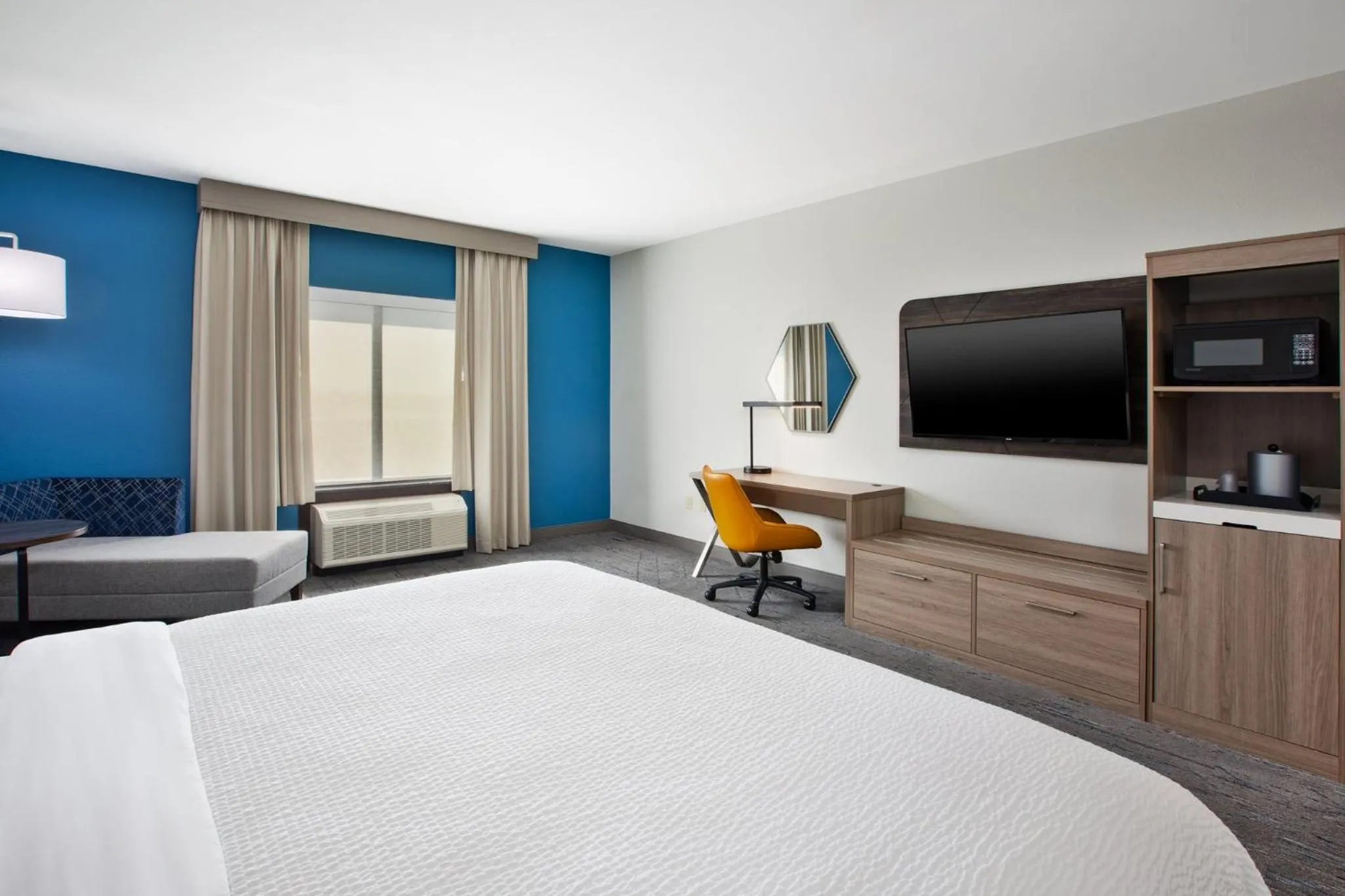 Photo of the whole room, Bed in Holiday Inn Express Hotel and Suites Duncan by IHG