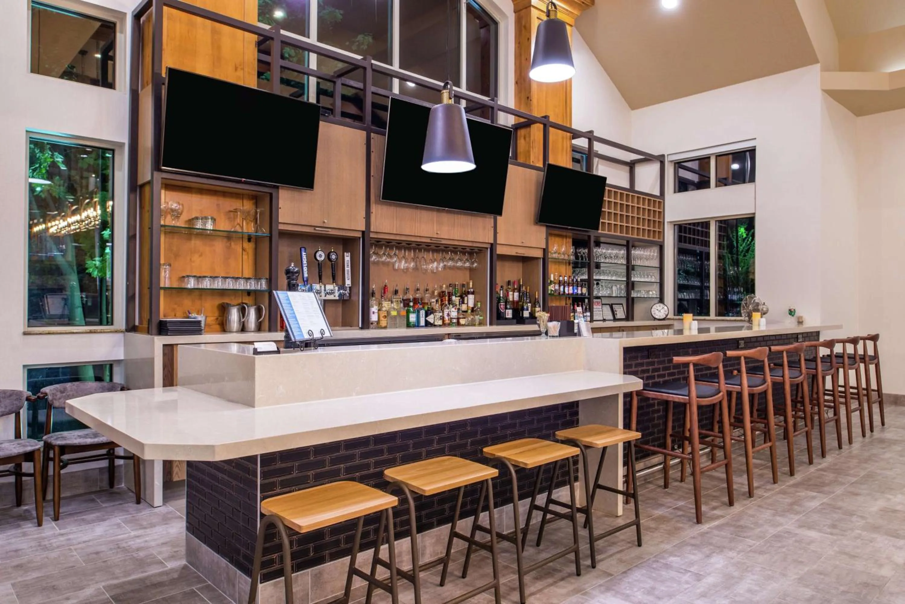 Lounge or bar in Hilton Garden Inn Bend