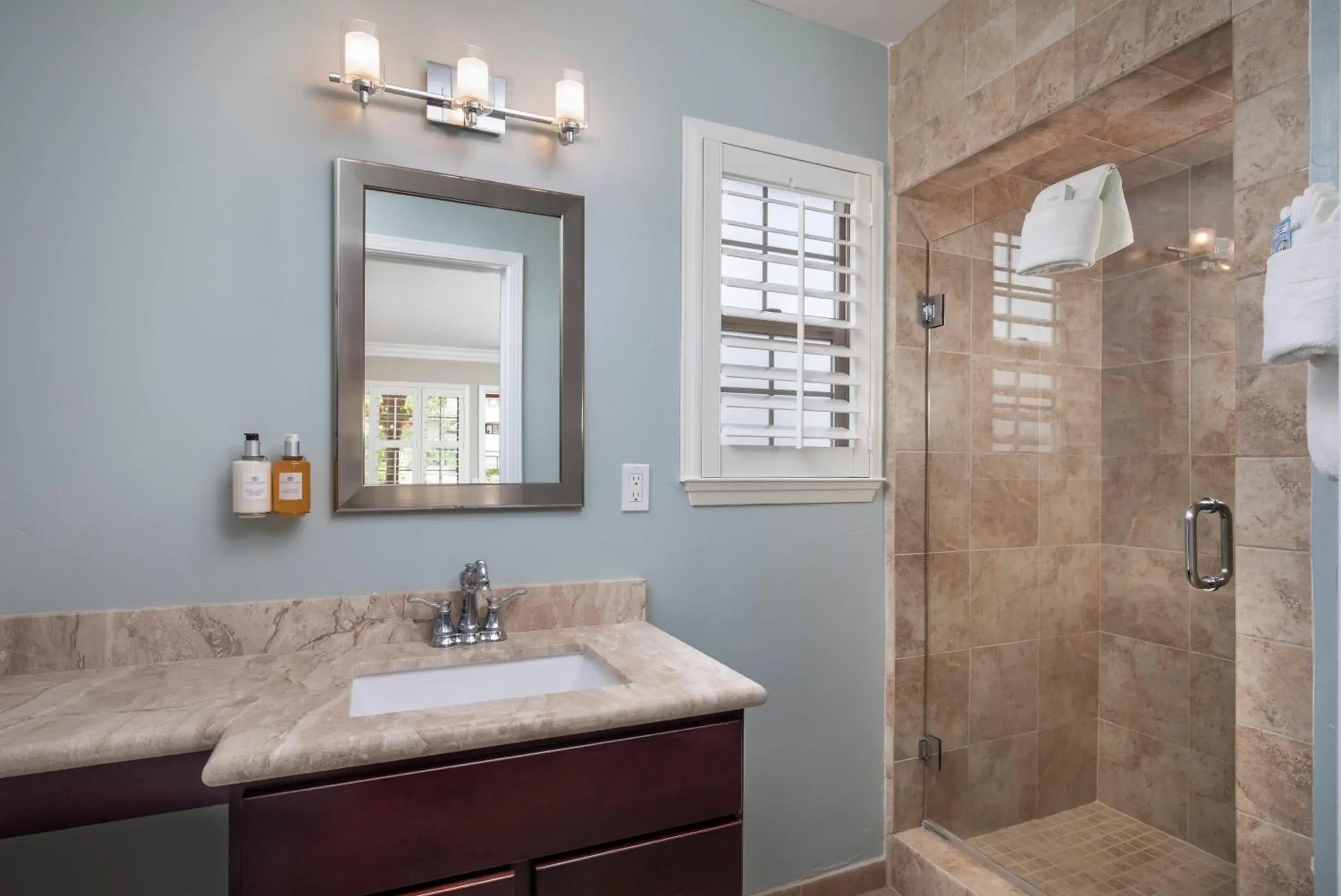 Standard King Room in Candle Light Inn Standard King Room in Candle Light Inn