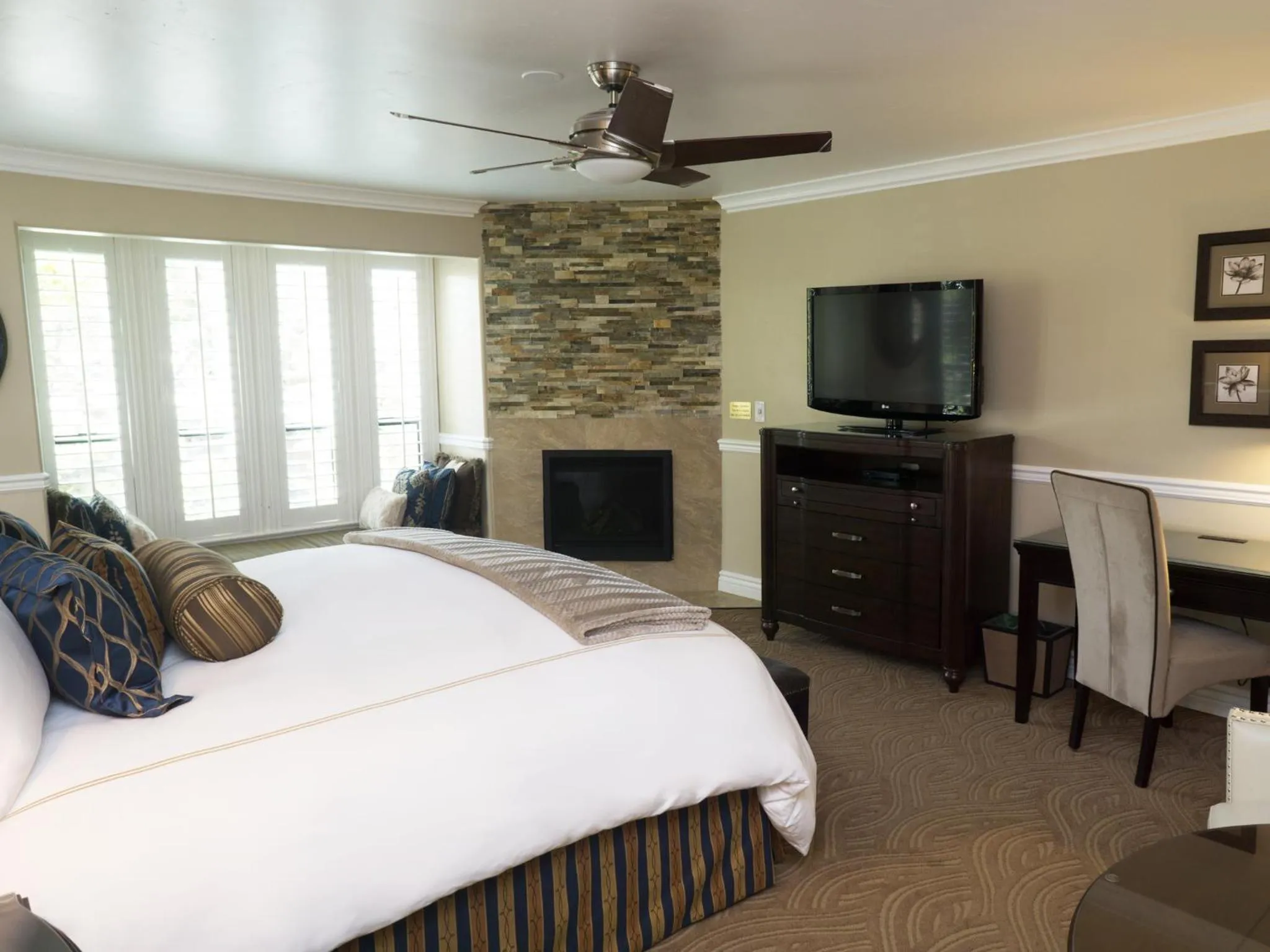 Day, Bed in Carriage House Inn