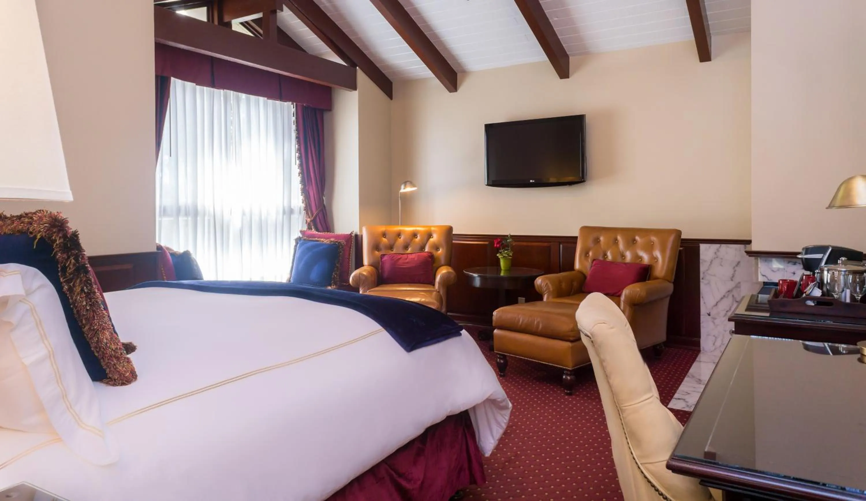 Day, Bed in Carriage House Inn