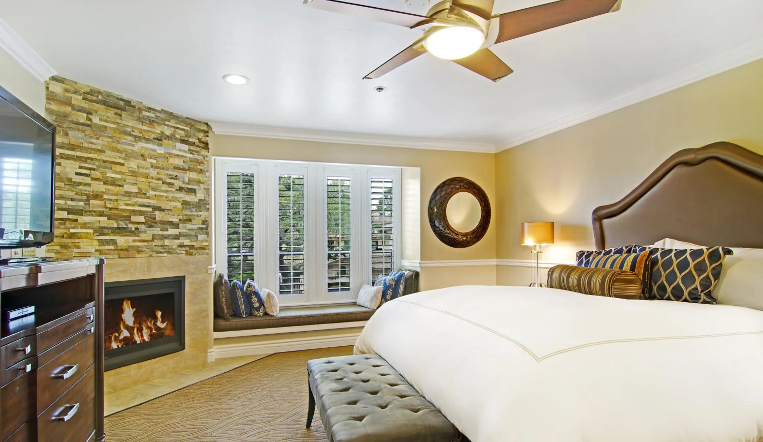 Bedroom, Bed in Carriage House Inn