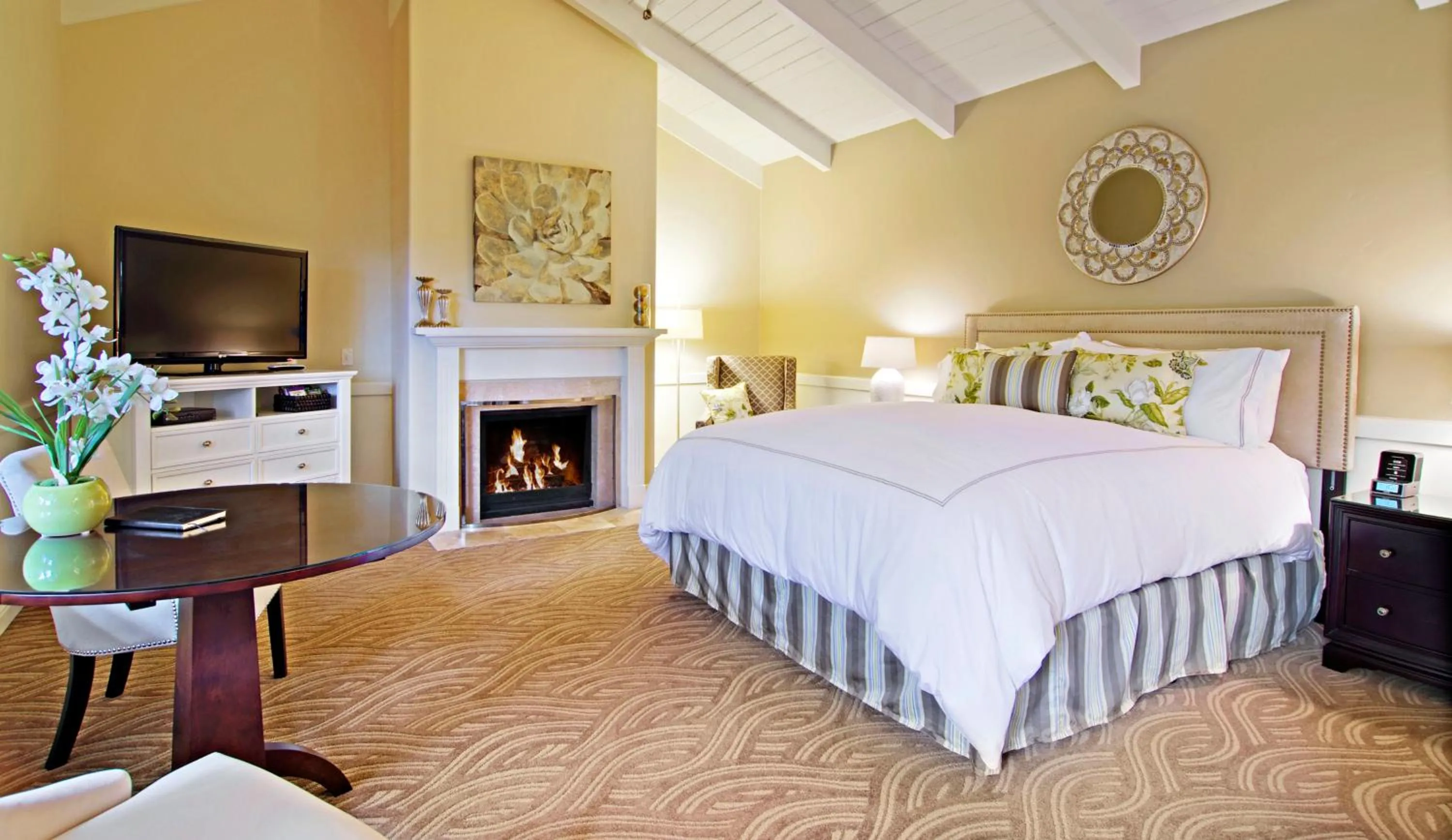 Bedroom, Bed in Carriage House Inn