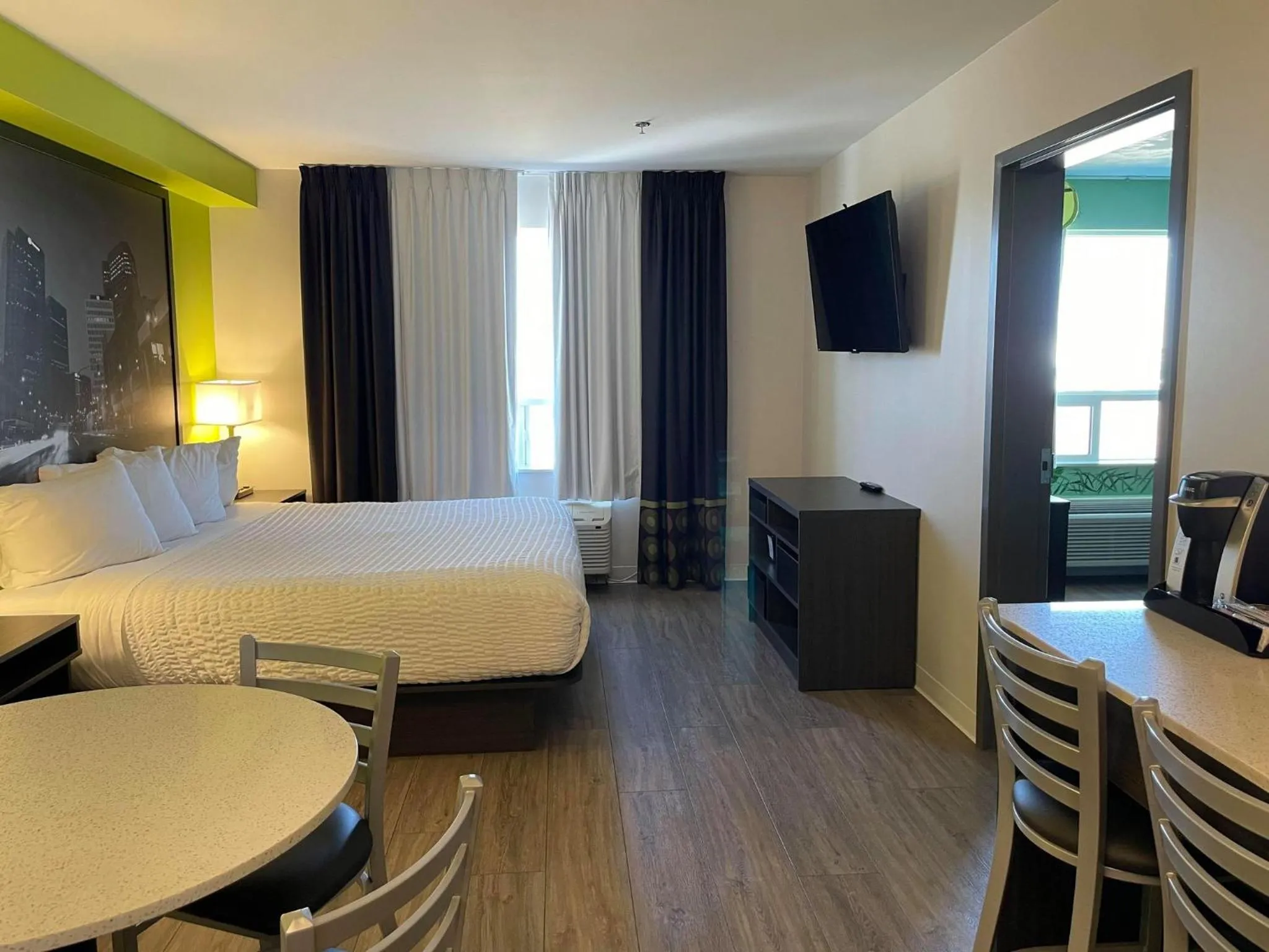 Photo of the whole room, Bed in Super 8 by Wyndham Winnipeg East MB