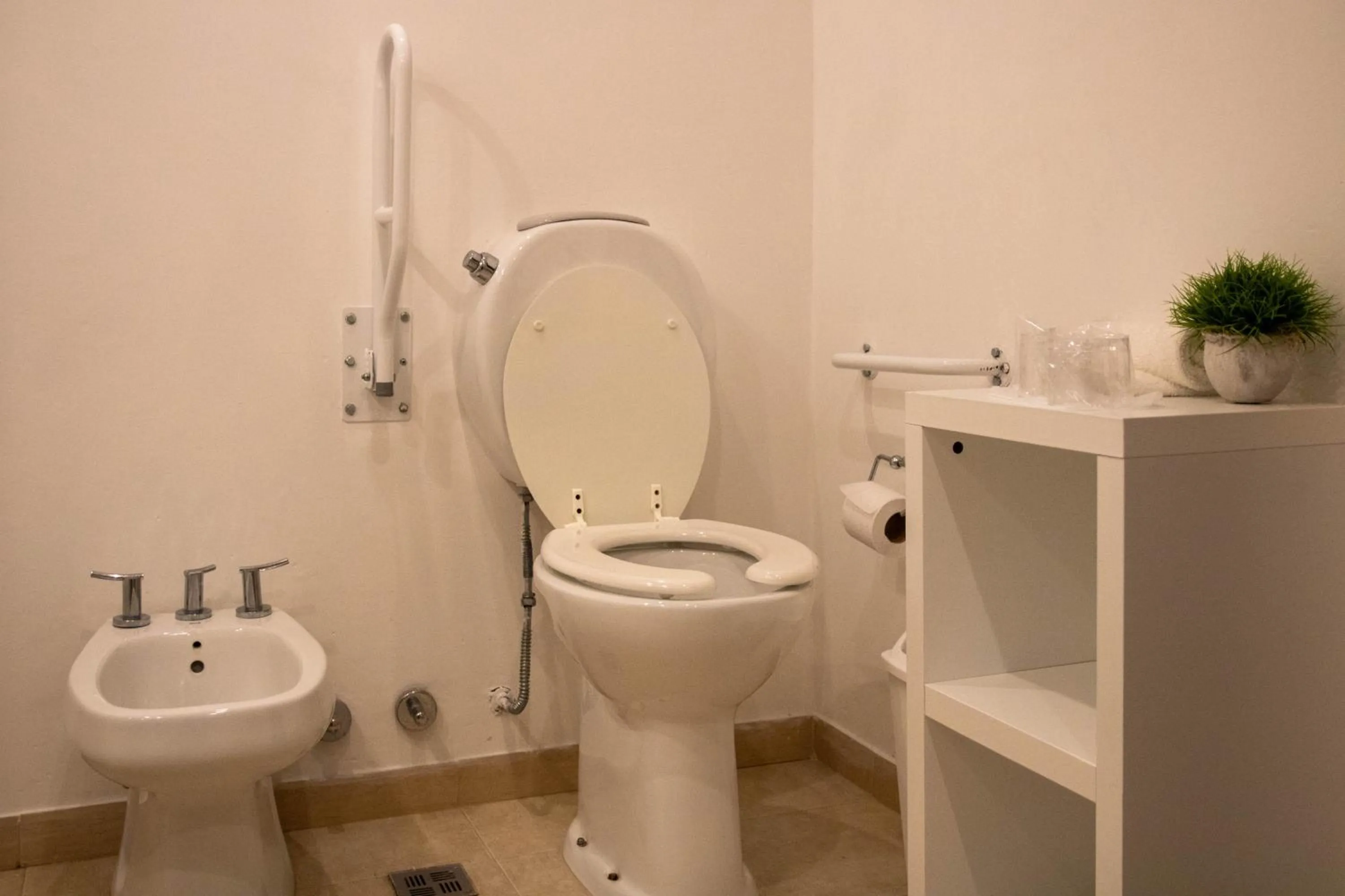 Bathroom in Howard Johnson Hotel & Convention Center Madariaga - Carilo