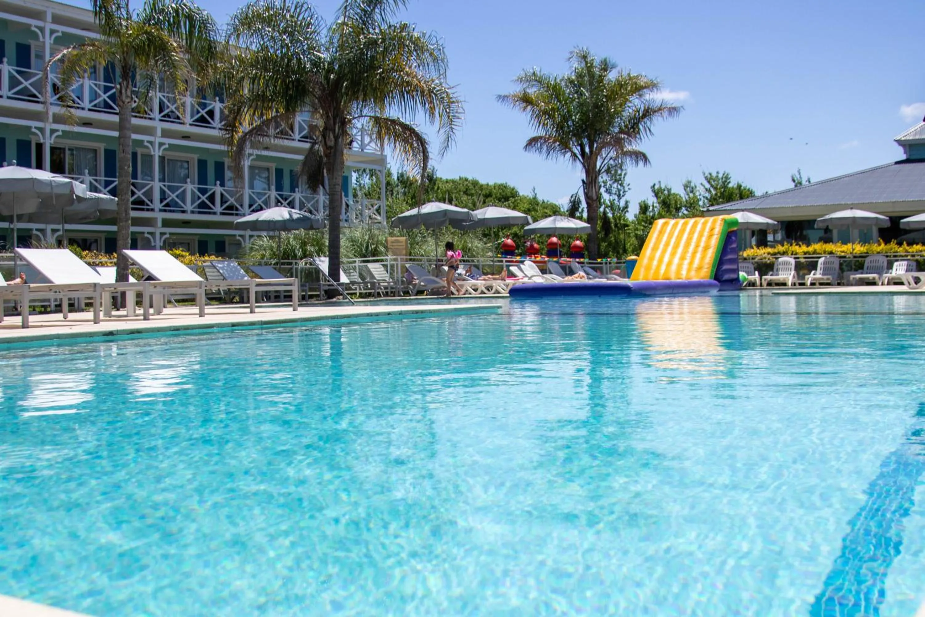 Swimming pool in Howard Johnson Hotel & Convention Center Madariaga - Carilo