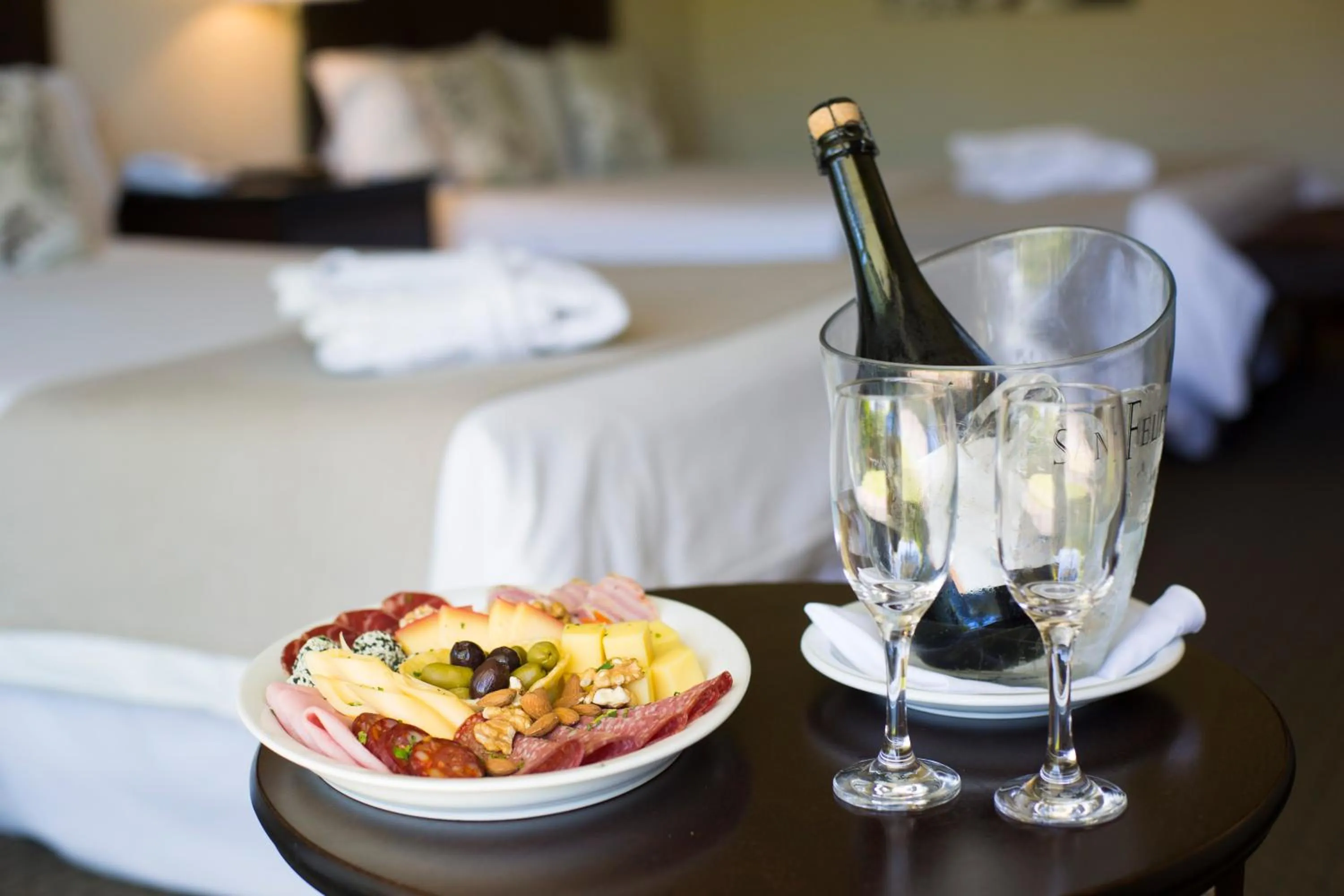 Food and drinks, Bed in Howard Johnson Hotel & Convention Center Madariaga - Carilo