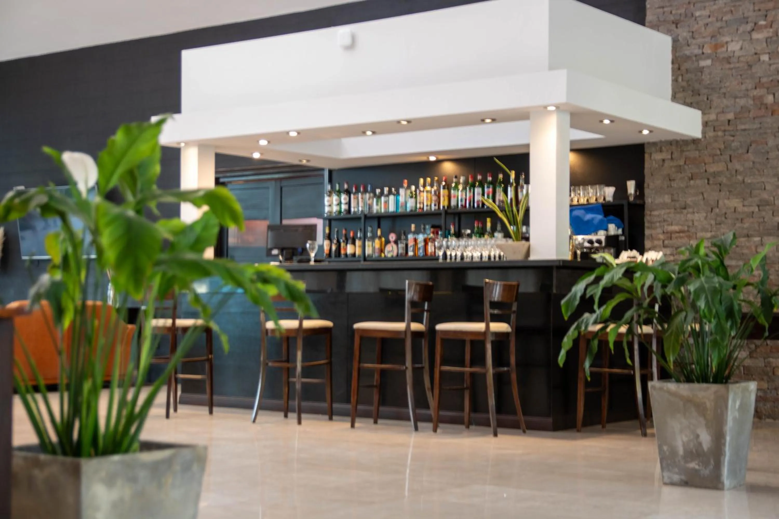 Restaurant/places to eat in Howard Johnson Hotel & Convention Center Madariaga - Carilo