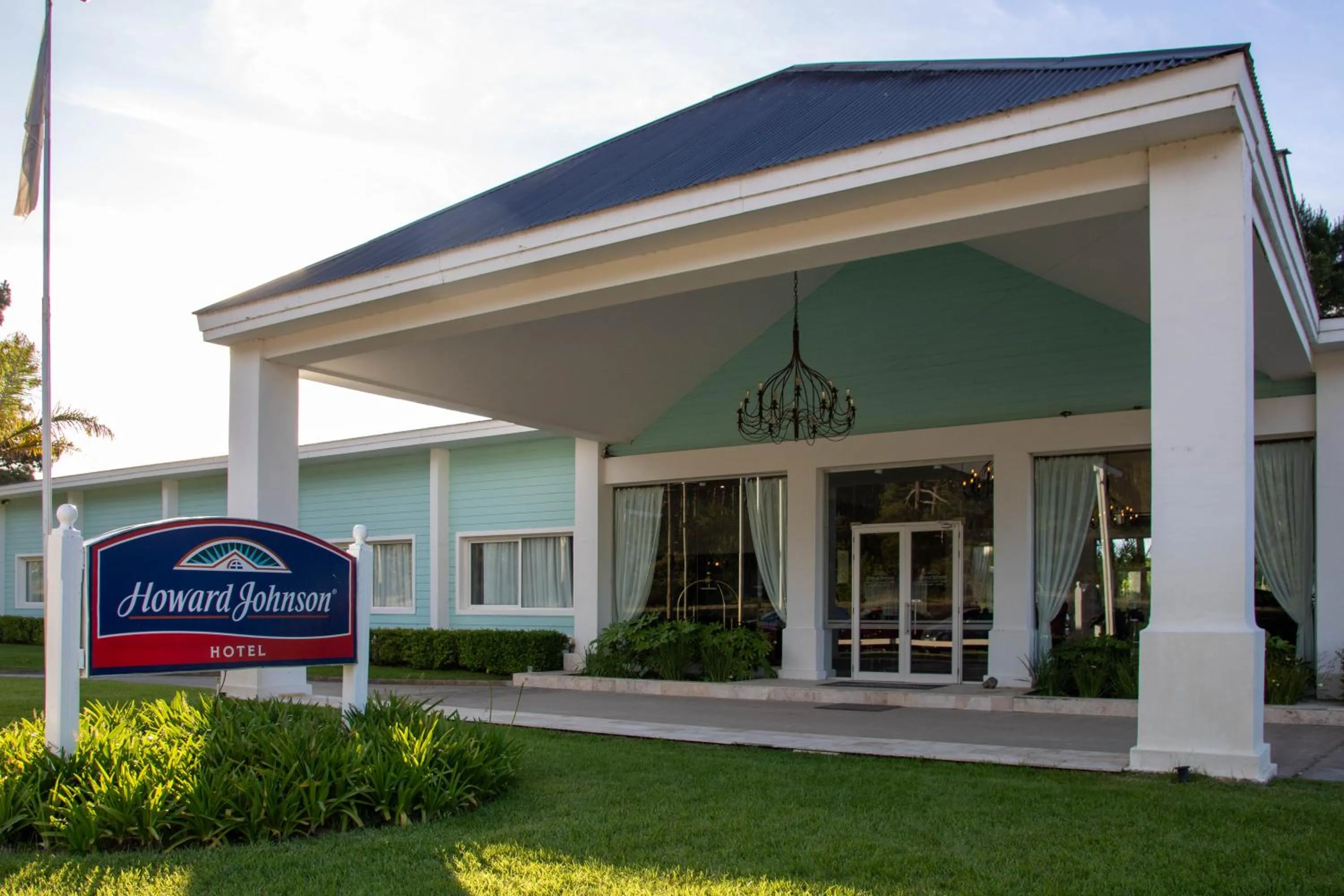 Facade/entrance in Howard Johnson Hotel & Convention Center Madariaga - Carilo