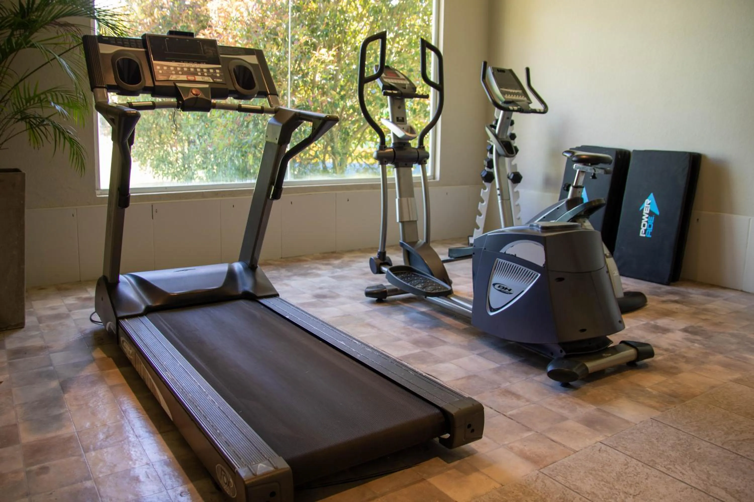 Fitness centre/facilities in Howard Johnson Hotel & Convention Center Madariaga - Carilo