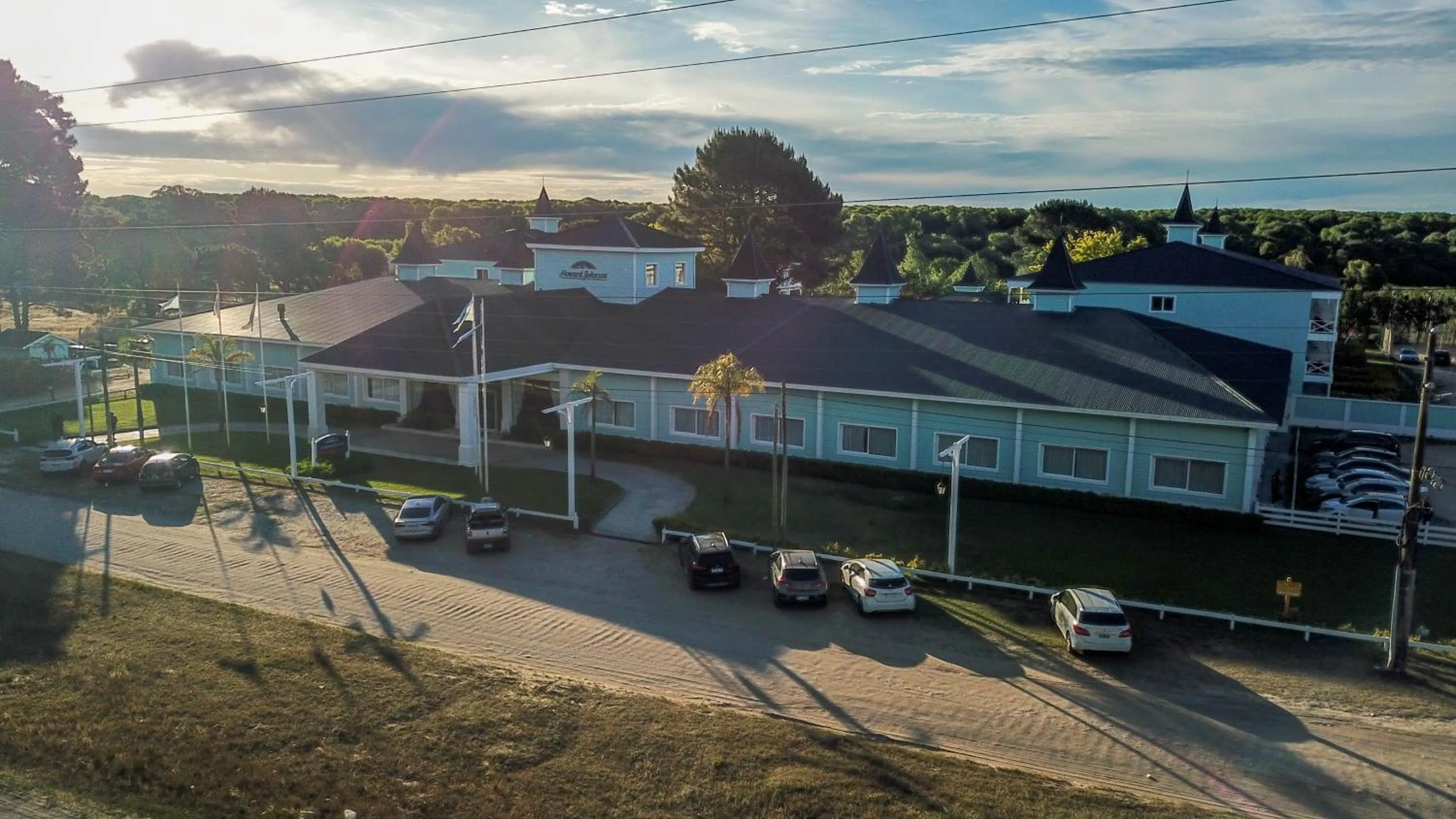 Property building in Howard Johnson Hotel & Convention Center Madariaga - Carilo